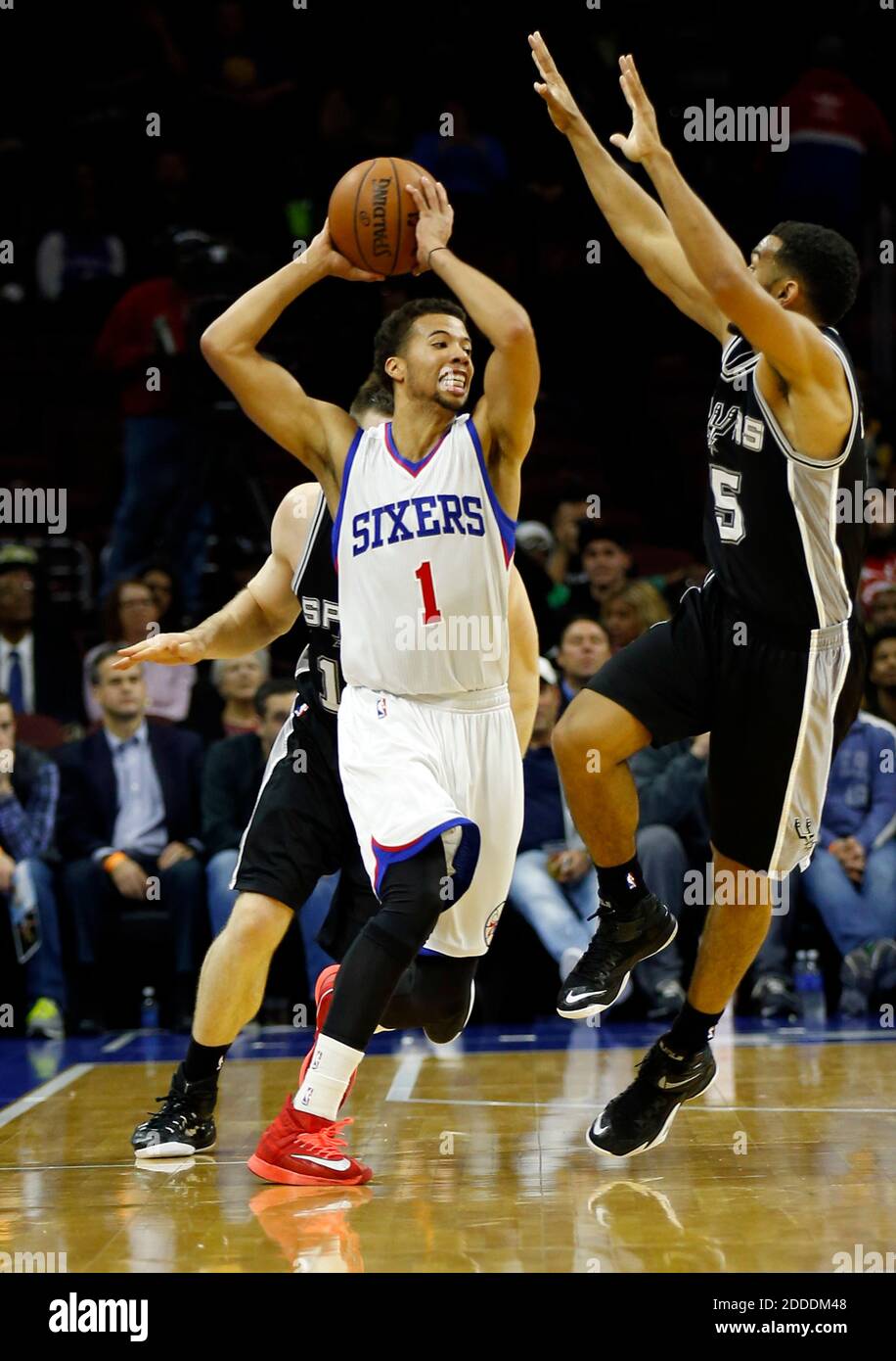 KEIN FILM, KEIN VIDEO, KEIN Fernsehen, KEIN DOKUMENTARFILM - Michael Carter-Williams von Philadelphia 76ers spielt im ersten Viertel im Wells Fargo Center in Philadelphia, PA, USA, am 1. Dezember 2014 gegen Cory Joseph von San Antonio Spurs, Right und Aron Baynes. Foto von Yong Kim/Philadelphia Inquirer/TNS/ABACAPRESS.COM Stockfoto