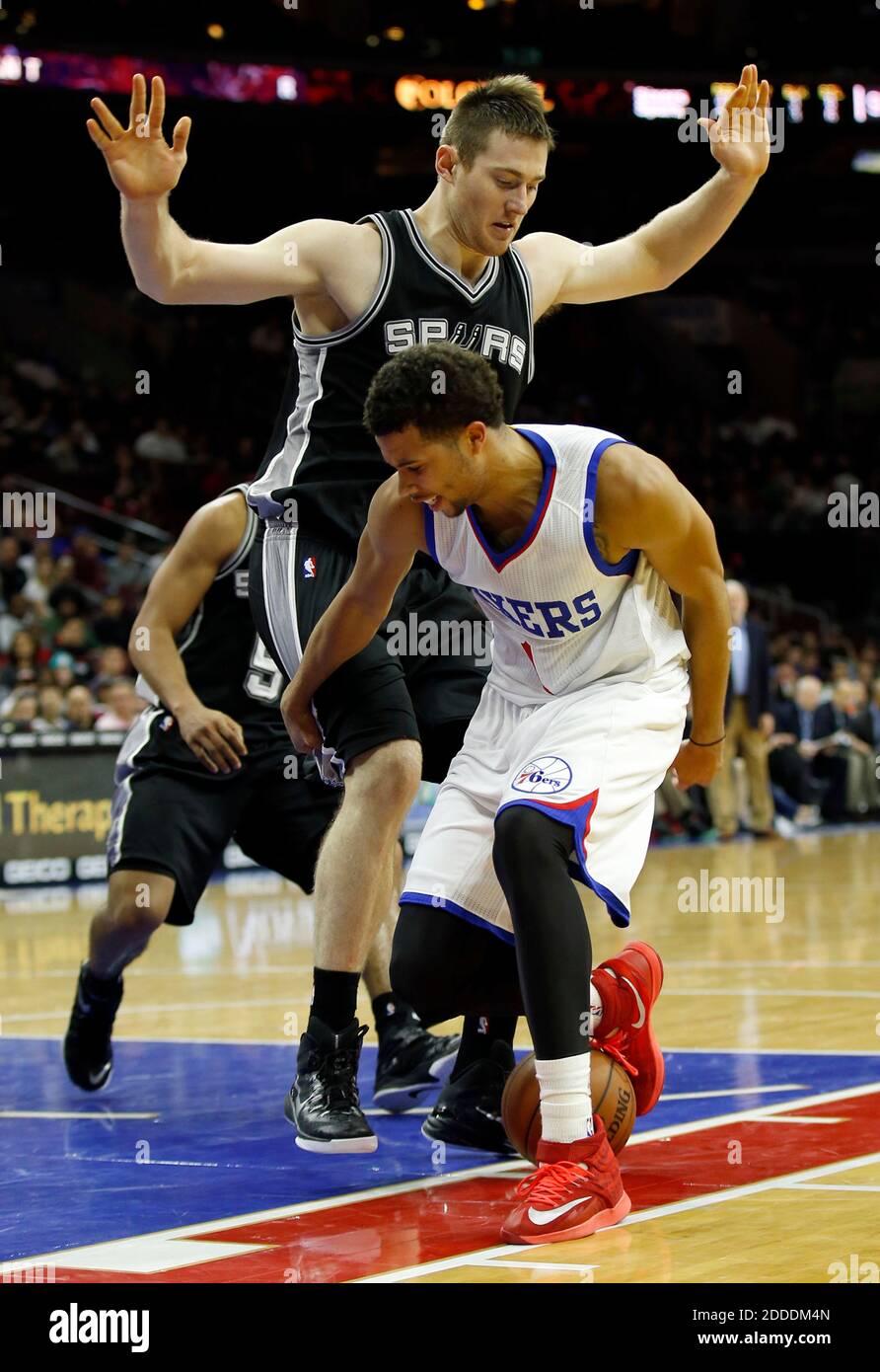 KEIN FILM, KEIN VIDEO, KEIN Fernsehen, KEIN DOKUMENTARFILM - Michael Carter-Williams von Philadelphia 76ers verliert am 1. Dezember 2014 im vierten Viertel des Wells Fargo Center in Philadelphia, PA, USA, den Basketball gegen Aron Baynes von San Antonio Spurs. Foto von Yong Kim/Philadelphia Inquirer/TNS/ABACAPRESS.COM Stockfoto