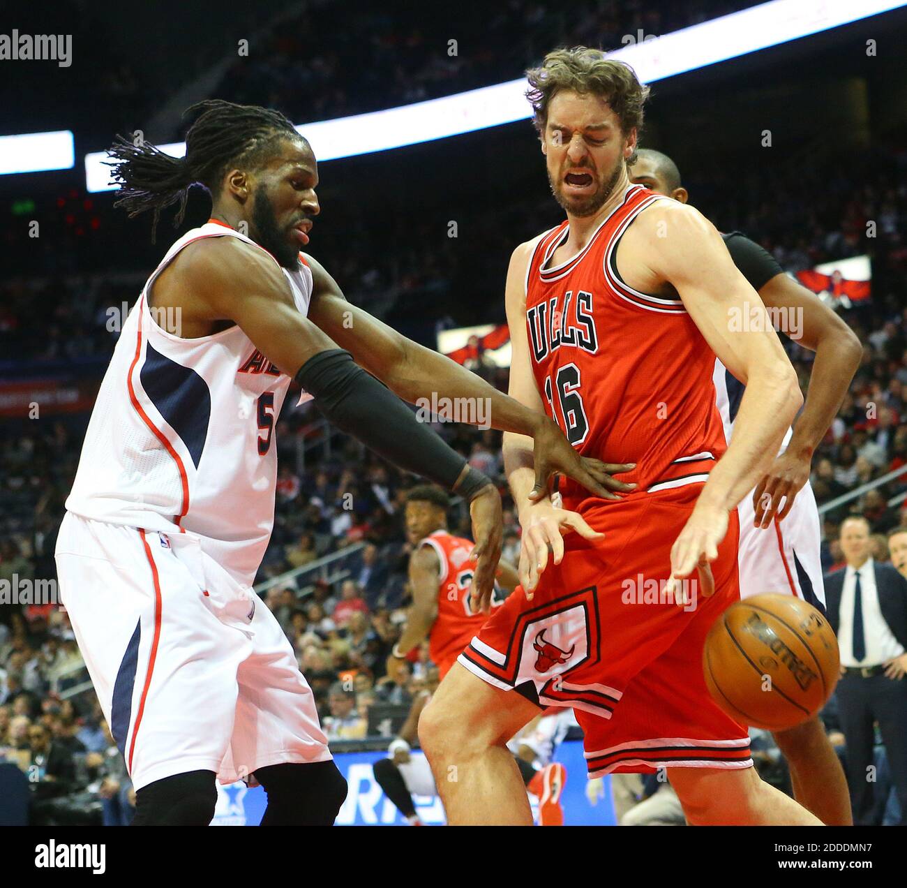 KEIN FILM, KEIN VIDEO, KEIN Fernsehen, KEINE DOKUMENTATION - Atlanta Hawks Forward DeMarre Carroll stirbt am 15. Dezember 2014 in der Philips Arena in Atlanta, GA, USA, um den Verteidiger der Chicago Bulls Paul Gasol. Foto: Curtis Compton/Atlanta Journal-Constitution/TNS/ABACAPRESS.COM Stockfoto