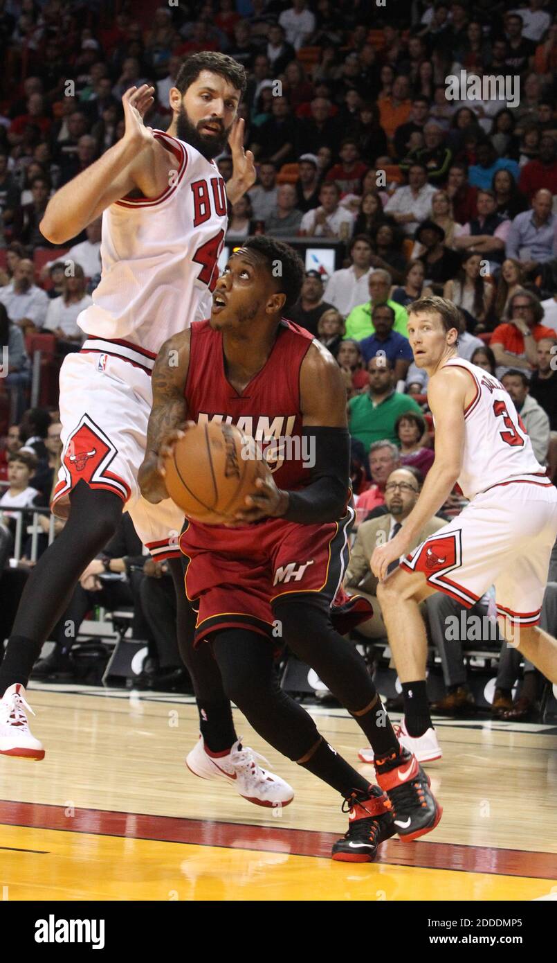 KEIN FILM, KEIN VIDEO, KEIN Fernsehen, KEIN DOKUMENTARFILM - Mario Chalmers von Miami Heat geht am 14. Dezember 2014 in der AmericanAirlines Arena in Miami, FL, USA, gegen die Verteidigung von Nikola Mirotic von Chicago Bulls in den Korb. Foto von Hector Gabino/El Nuevo Herald/TNS/ABACAPRESS.COM Stockfoto