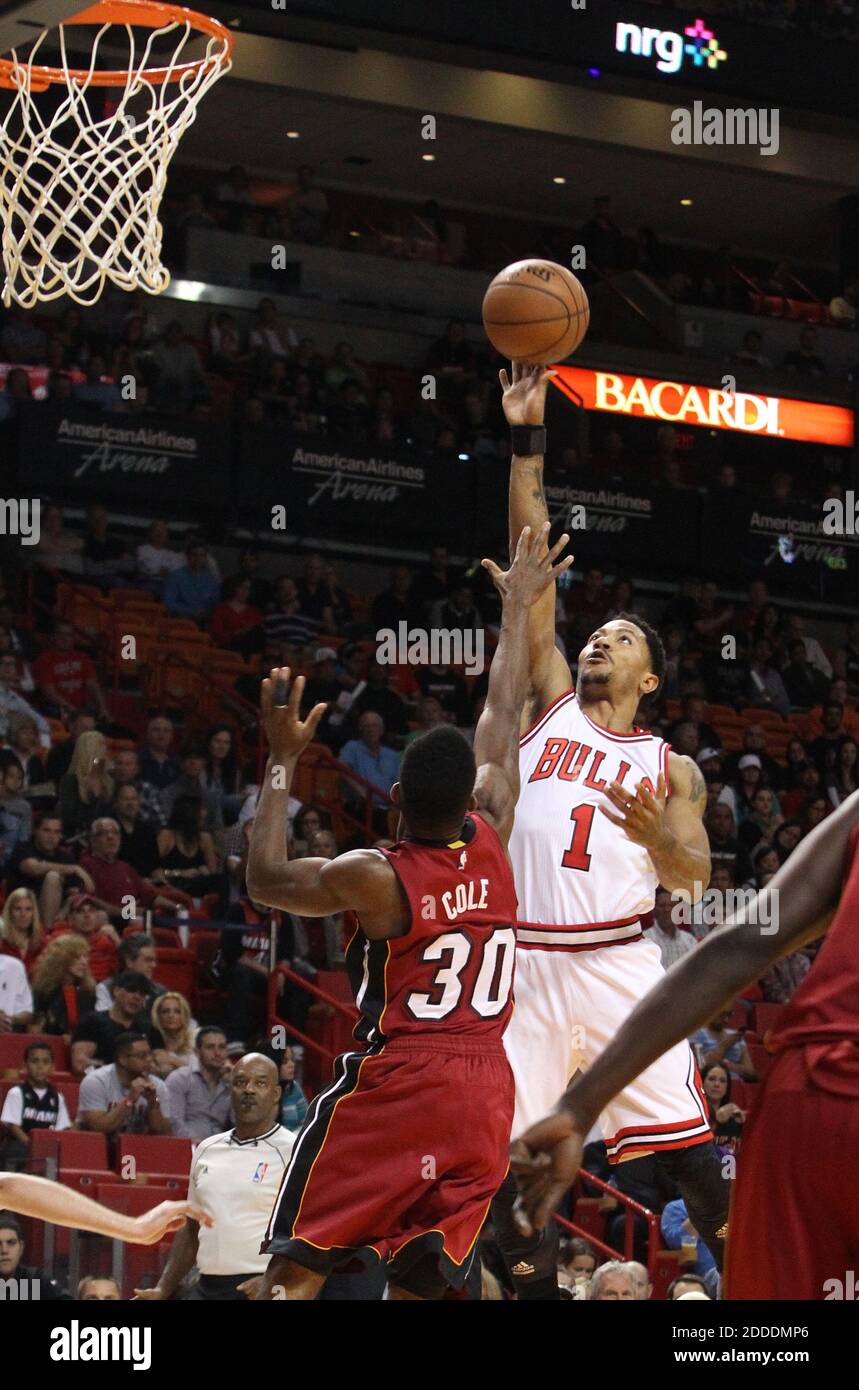 KEIN FILM, KEIN VIDEO, KEIN Fernsehen, KEIN DOKUMENTARFILM - Derrick Rose von Chicago Bulls dreht am 14. Dezember 2014 im ersten Quartal in der AmericanAirlines Arena in Miami, FL, USA, über Norris Cole von Miami Heat. Foto von Hector Gabino/El Nuevo Herald/TNS/ABACAPRESS.COM Stockfoto