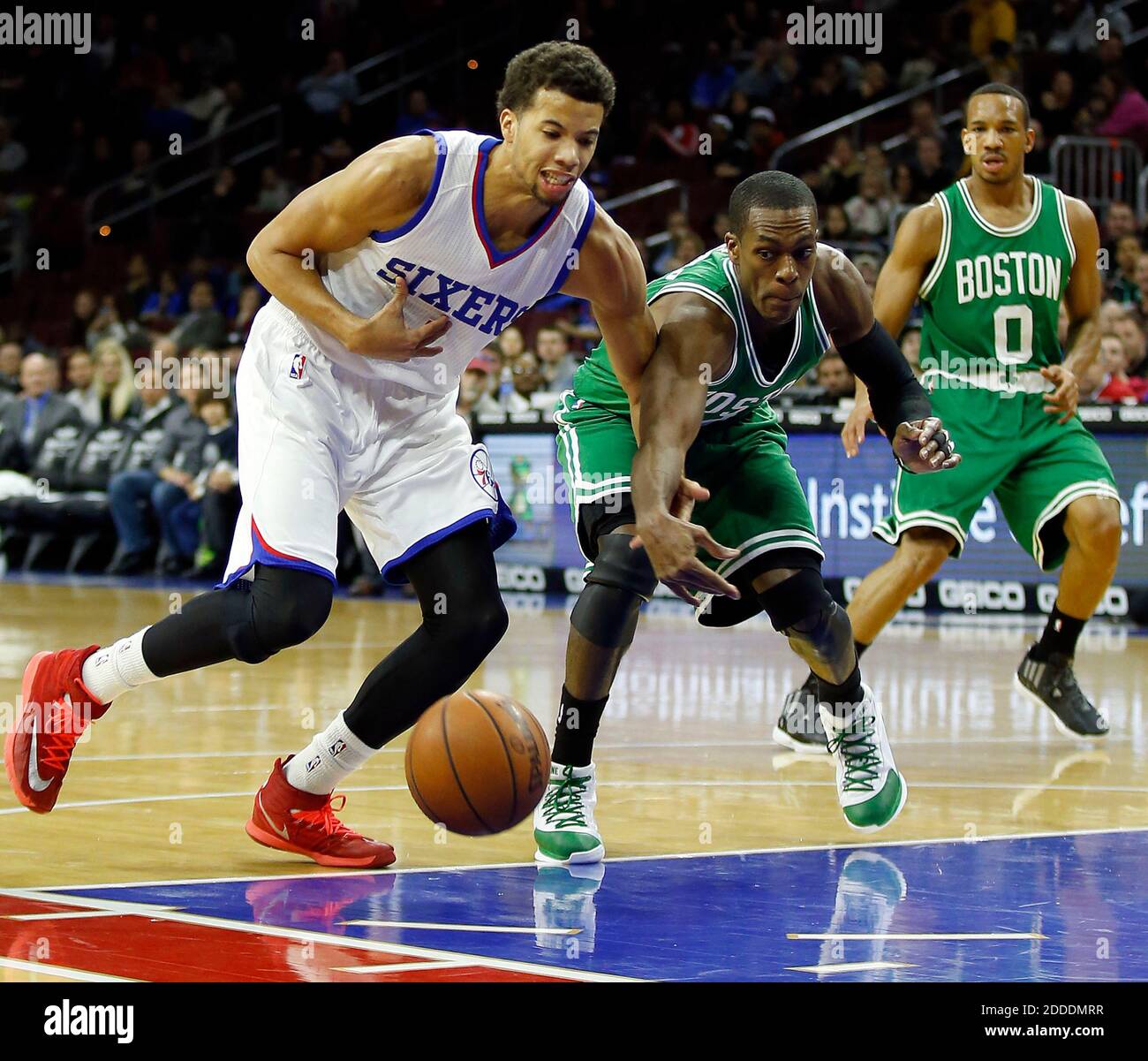 KEIN FILM, KEIN VIDEO, KEIN Fernsehen, KEIN DOKUMENTARFILM - Michael Carter-Williams von Philadelphia 76ers verliert im ersten Viertel im Wells Fargo Center in Philadelphi, PA, USA, am 15. Dezember 2014 den Basketball gegen Rajon Rondo von Boston Celtics. Foto von Yong Kim/Philadelphia Inquirer/TNS/ABACAPRESS.COM Stockfoto