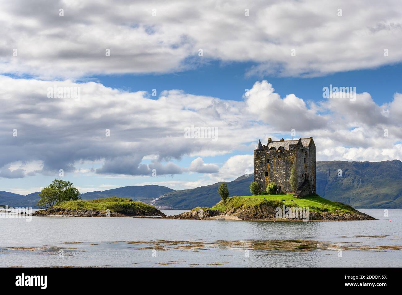 Großbritannien, Schottland, Luftaufnahme der Wolken über Castle Stalker und Loch Linnhe Stockfoto