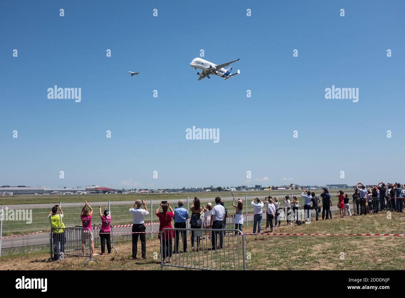 Airbus-Mitarbeiter und -Fans beobachten die erste BelugaXL-Landung auf dem Flughafen Toulouse-Blagnac nach ihrem Erstflug über Südwestfrankreich. Das Flugzeug ist das erste von fünf BelugaXL, die später im Jahr 2019 in Betrieb gehen und die BelugaST-Transporter schrittweise ersetzen. Das neue Modell BelugaXL ist sechs Meter länger und einen Meter breiter als der BelugaST-Transporter, den es ersetzt. Es kann auch sechs weitere Tonnen Gewicht tragen. Ein Beispiel für seine Nutzlast ist, dass es in der Lage sein wird, beide Flügel des A350 XWB-Jetliners auf einmal zu transportieren, anstatt den einzigen Flügel, der derzeit auf dem BelugaST untergebracht ist. Stockfoto