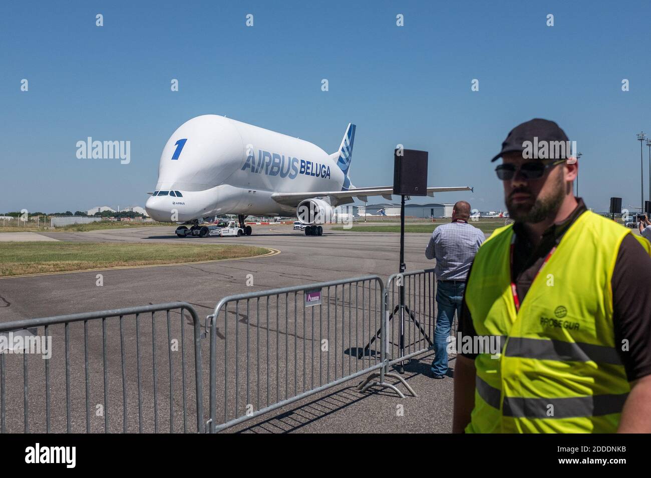 Airbus BelugaXL steht auf dem Asphalt des Flughafens Toulouse-Blagnac nach seinem Erstflug über Südwestfrankreich. Das Flugzeug ist das erste von fünf BelugaXL, die später im Jahr 2019 in Betrieb gehen und die BelugaST-Transporter schrittweise ersetzen. Das neue Modell BelugaXL ist sechs Meter länger und einen Meter breiter als der BelugaST-Transporter, den es ersetzt. Es kann auch sechs weitere Tonnen Gewicht tragen. Ein Beispiel für seine Nutzlast ist, dass es in der Lage sein wird, beide Flügel des A350 XWB-Jetliners auf einmal zu transportieren, anstatt den einzigen Flügel, der derzeit auf dem BelugaST untergebracht ist. Toulouse, Frankreich, Jul Stockfoto