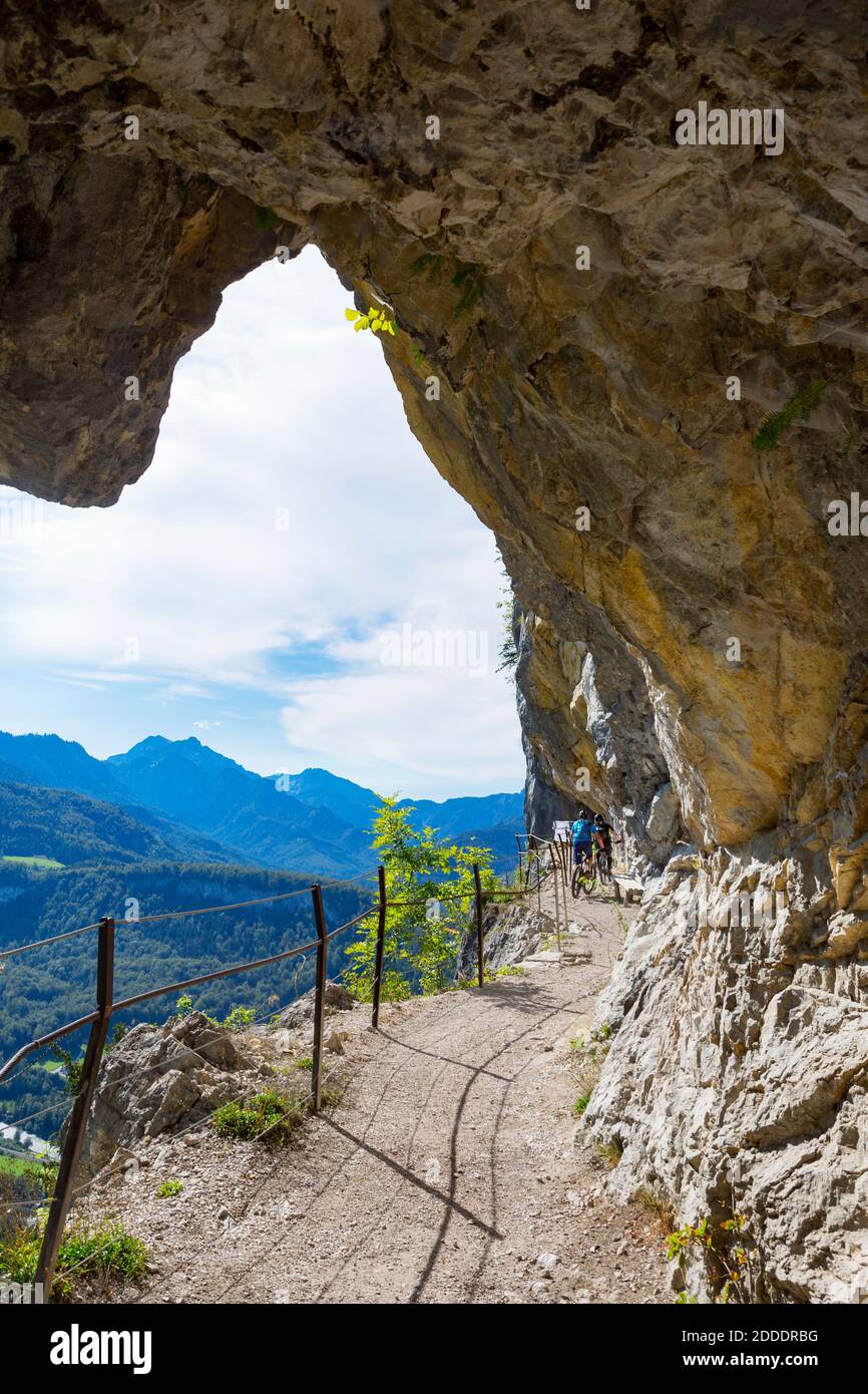 Mountainbiker radeln auf dem Bergweg von Ewige Wand in Bad Goisern, Oberösterreich, Österreich Stockfoto