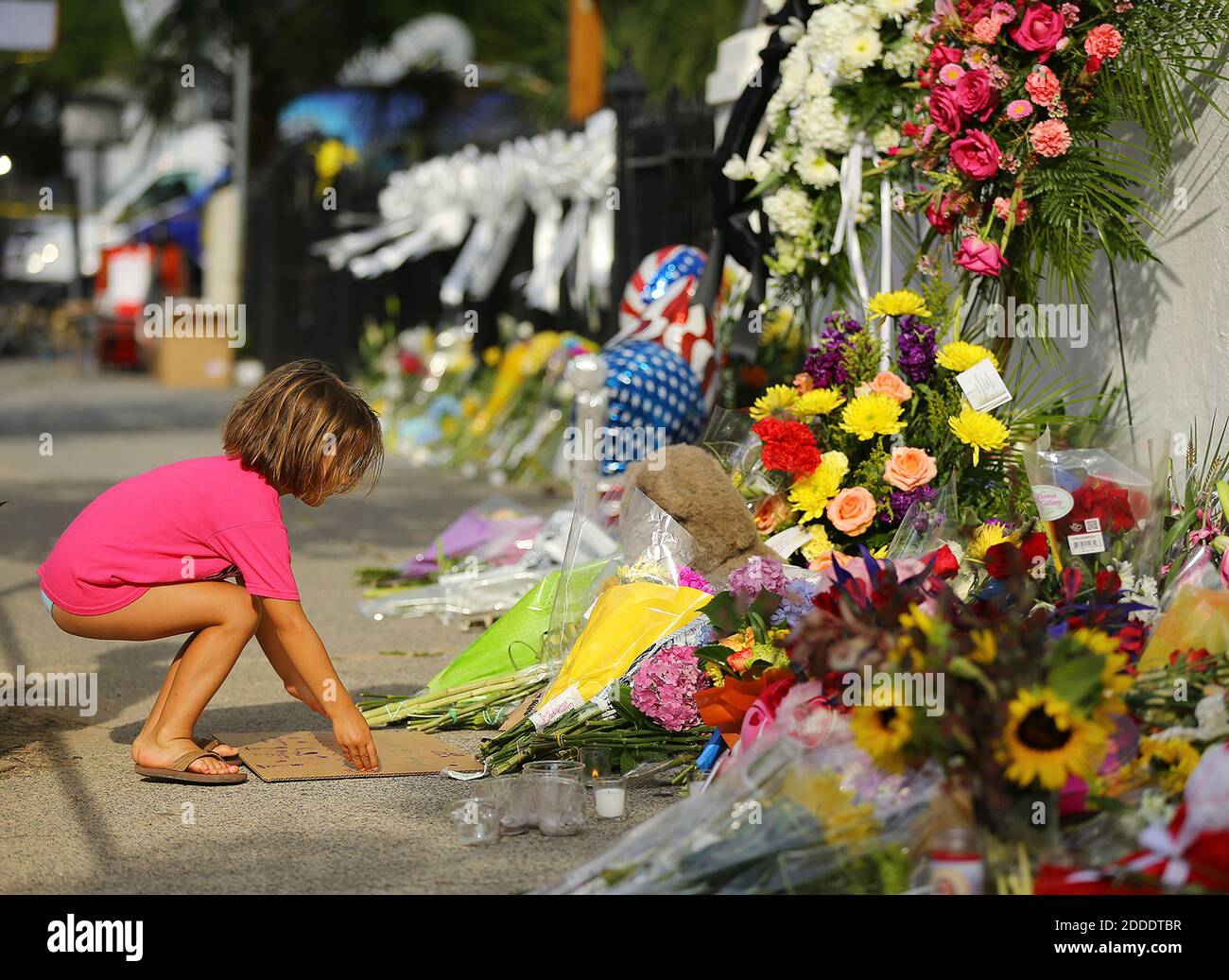 KEIN FILM, KEIN VIDEO, KEIN Fernsehen, KEIN DOKUMENTARFILM - Lydia Blessing, 4, aus Charleston, legt ihre handgeschriebene Notiz beim "Mutter" Emanuel A.M.E. vor Kirche am Freitag, 19. Juni 2015, in Charleston, SC, USA. Foto: Curtis Compton/Atlanta Journal-Constitution/TNS/ABACAPRESS.COM Stockfoto