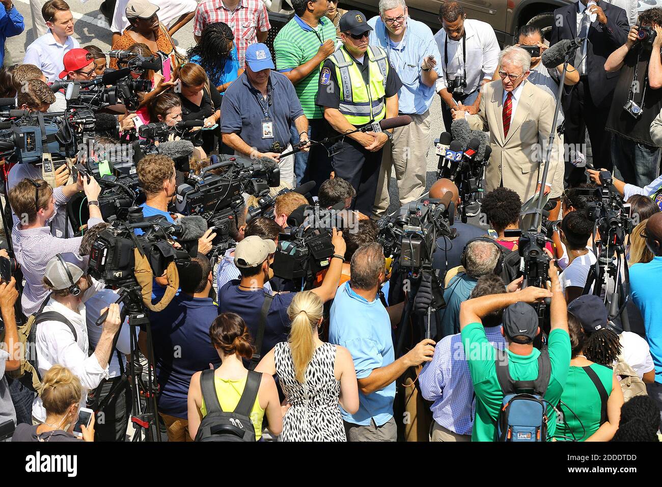 KEIN FILM, KEIN VIDEO, KEIN Fernsehen, KEIN DOKUMENTARFILM - Charleston Bürgermeister Joe Riley spricht die Nachrichtenmedien an der "Mutter" Emanuel A.M.E. Kirche am Freitag, 19. Juni 2015, in Charleston, SC, USA. Foto: Curtis Compton/Atlanta Journal-Constitution/TNS/ABACAPRESS.COM Stockfoto