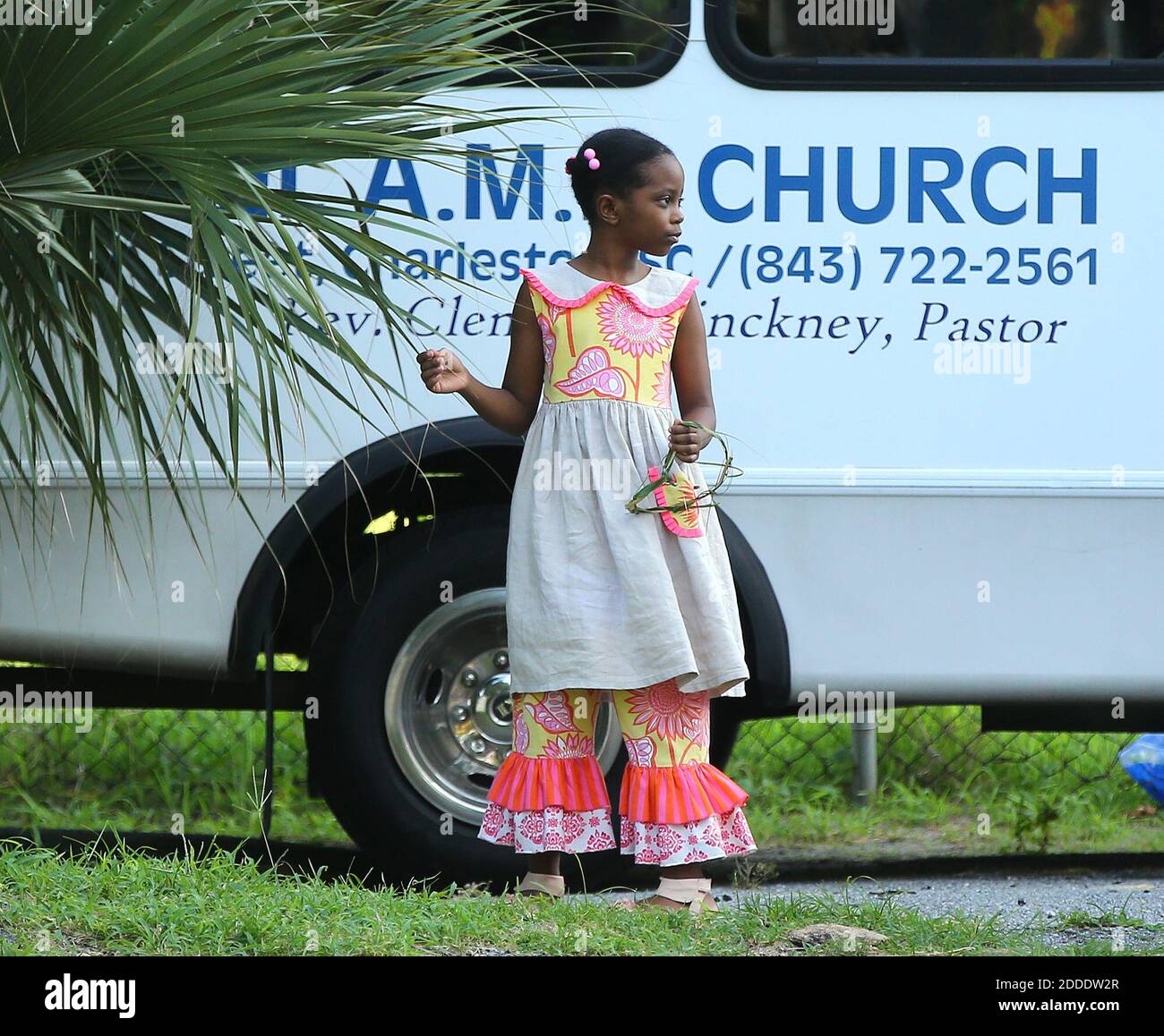 KEIN FILM, KEIN VIDEO, KEIN Fernsehen, KEIN DOKUMENTARFILM - EIN junges Mädchen spielt mit Palmblättern, bevor es in den 'Mutter' Emanuel A.M.E. geht Kirche am Sonntag, 21. Juni 2015, in Charleston, SC, USA. Foto: Curtis Compton/Atlanta Journal-Constitution/TNS/ABACAPRESS.COM Stockfoto