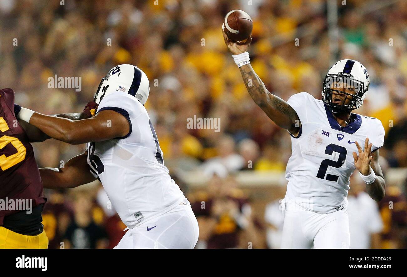 KEIN FILM, KEIN VIDEO, KEIN TV, KEIN DOKUMENTARFILM - Texas Christian Quarterback Trevone Boykin (2) wirft einen Touchdown Pass an Josh Doctson im ersten Viertel gegen Minnesota im TCF Bank Stadium in Minneapolis am Donnerstag, 3. September 2015. (Carlos Gonzalez/Minneapolis Star Tribune/TNS/ABACAPRESS.COM Stockfoto