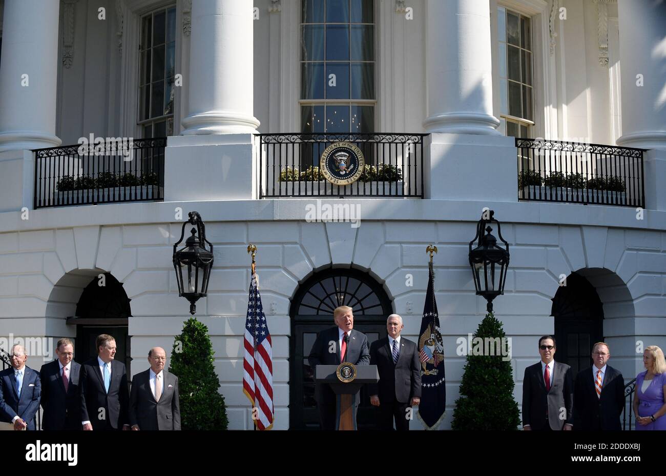 US-Präsident Donald Trump kommentiert das Wirtschaftswachstum von 4,1 Prozent für das zweite Quartal, wie Vizepräsident Mike Pence während einer Erklärung im South Lawn des Weißen Hauses am 27. Juli 2018 in Washington, DC, USA, anschaut. Foto von Olivier Douliery/ABACAPRESS.COM Stockfoto