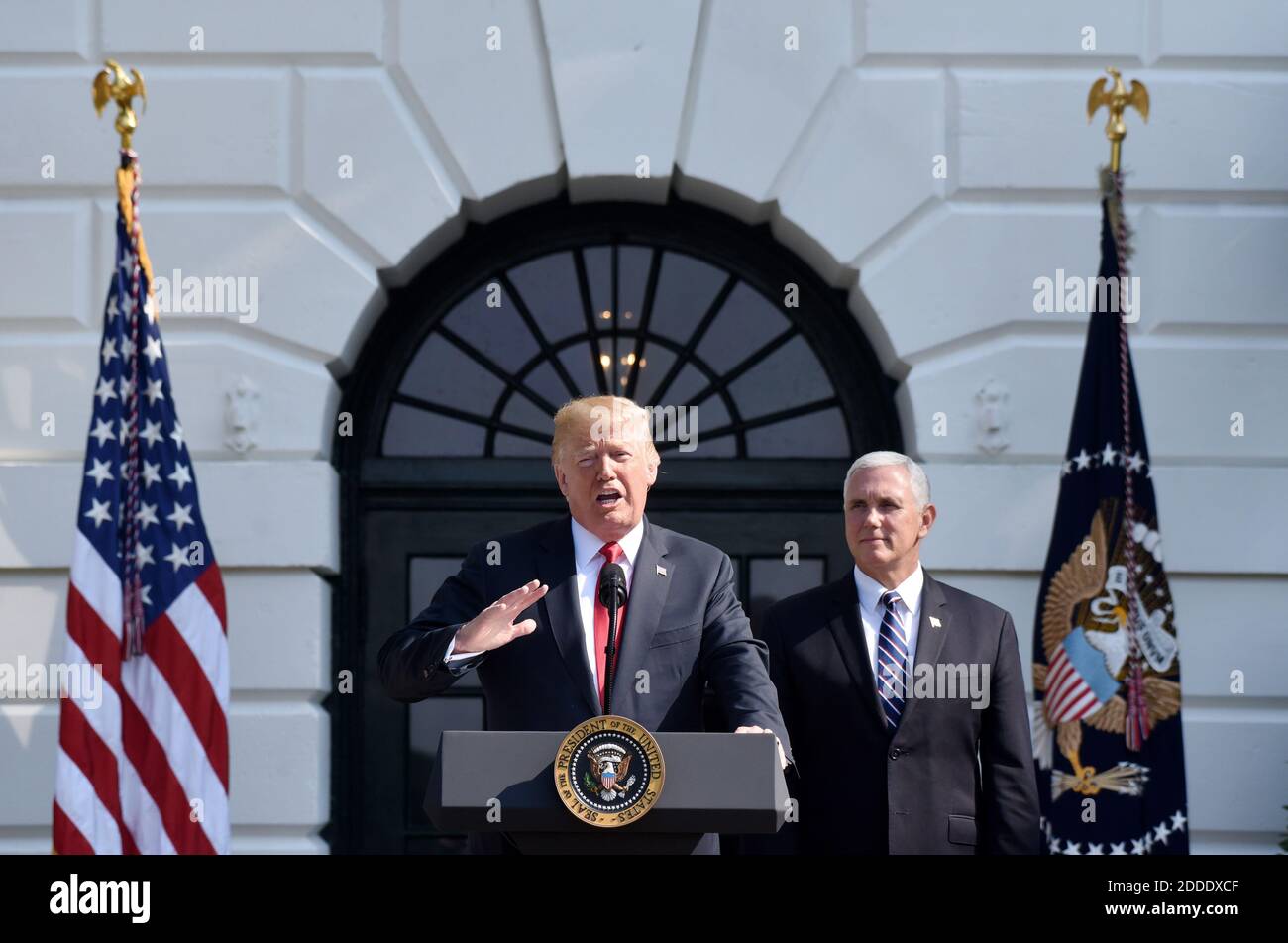 US-Präsident Donald Trump kommentiert das Wirtschaftswachstum von 4,1 Prozent für das zweite Quartal, wie Vizepräsident Mike Pence während einer Erklärung im South Lawn des Weißen Hauses am 27. Juli 2018 in Washington, DC, USA, anschaut. Foto von Olivier Douliery/ABACAPRESS.COM Stockfoto