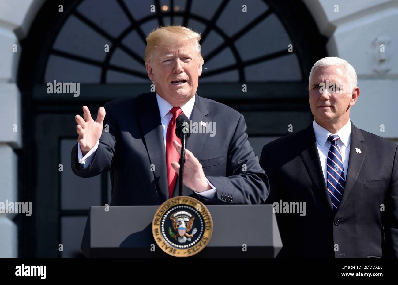 US-Präsident Donald Trump kommentiert das Wirtschaftswachstum von 4,1 Prozent für das zweite Quartal, wie Vizepräsident Mike Pence während einer Erklärung im South Lawn des Weißen Hauses am 27. Juli 2018 in Washington, DC, USA, anschaut. Foto von Olivier Douliery/ABACAPRESS.COM Stockfoto