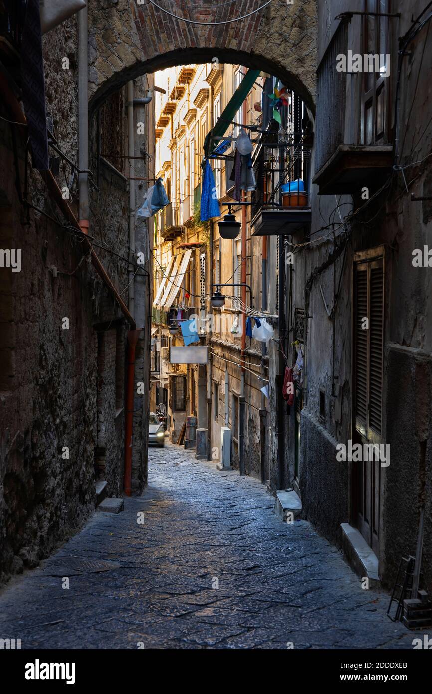 Italien, Kampanien, Neapel, enge Gasse entlang alter Stadthäuser Stockfoto