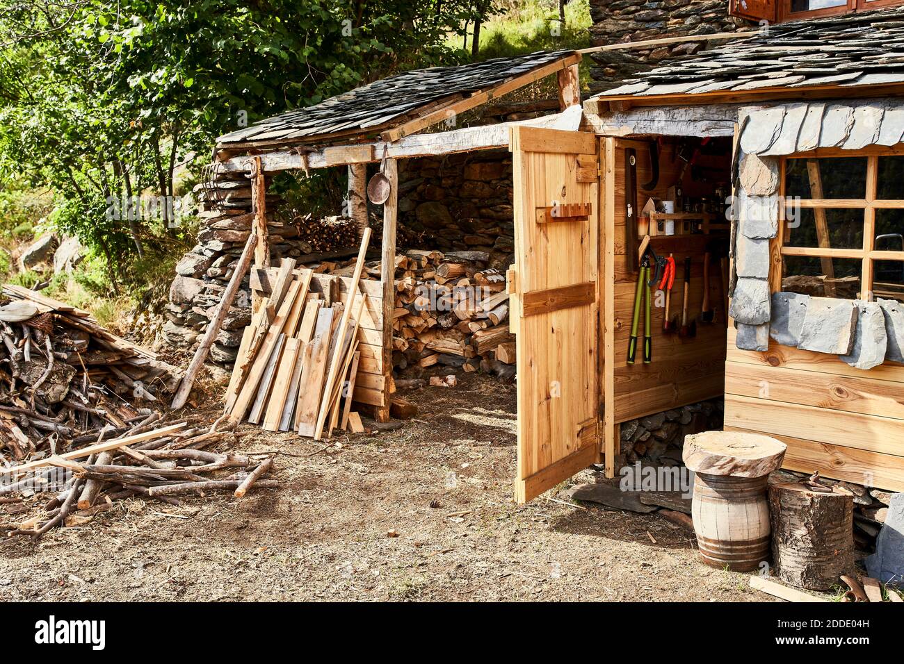 Werkstatt von Holzmaterial im Wald Stockfoto