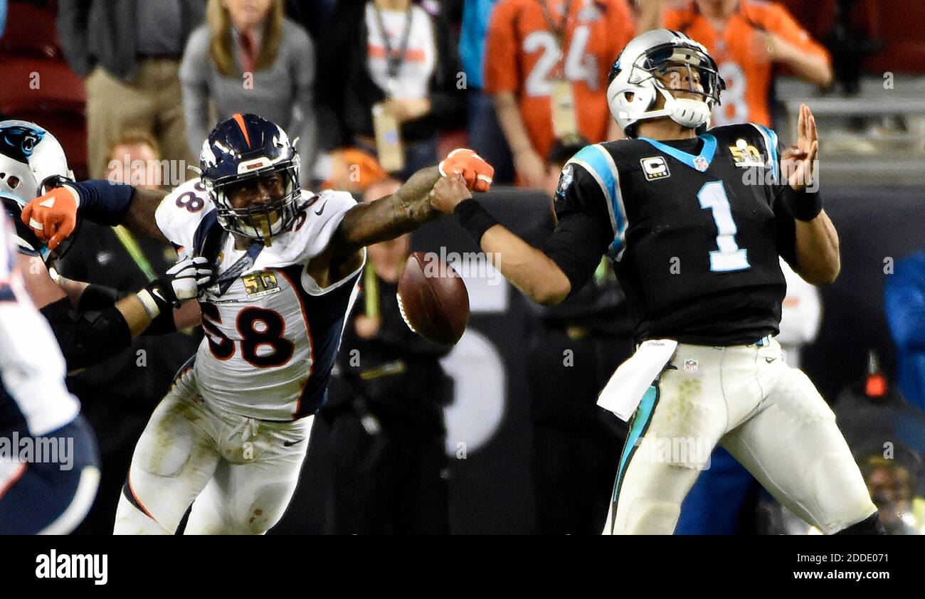 KEIN FILM, KEIN VIDEO, KEIN TV, KEIN DOKUMENTARFILM - Denver Broncos Outside Linebacker von Miller (58) streicht den Ball von Carolina Panthers Quarterback Cam Newton (1) im vierten Quartal im Super Bowl 50 im Levi's Stadium in Santa Clara, CA, USA, am Sonntag, 7. Februar 2016. Die Broncos gewannen, 24-10. Foto von David T. Foster III/Charlotte Observer/TNS/ABACAPRESS.COM Stockfoto