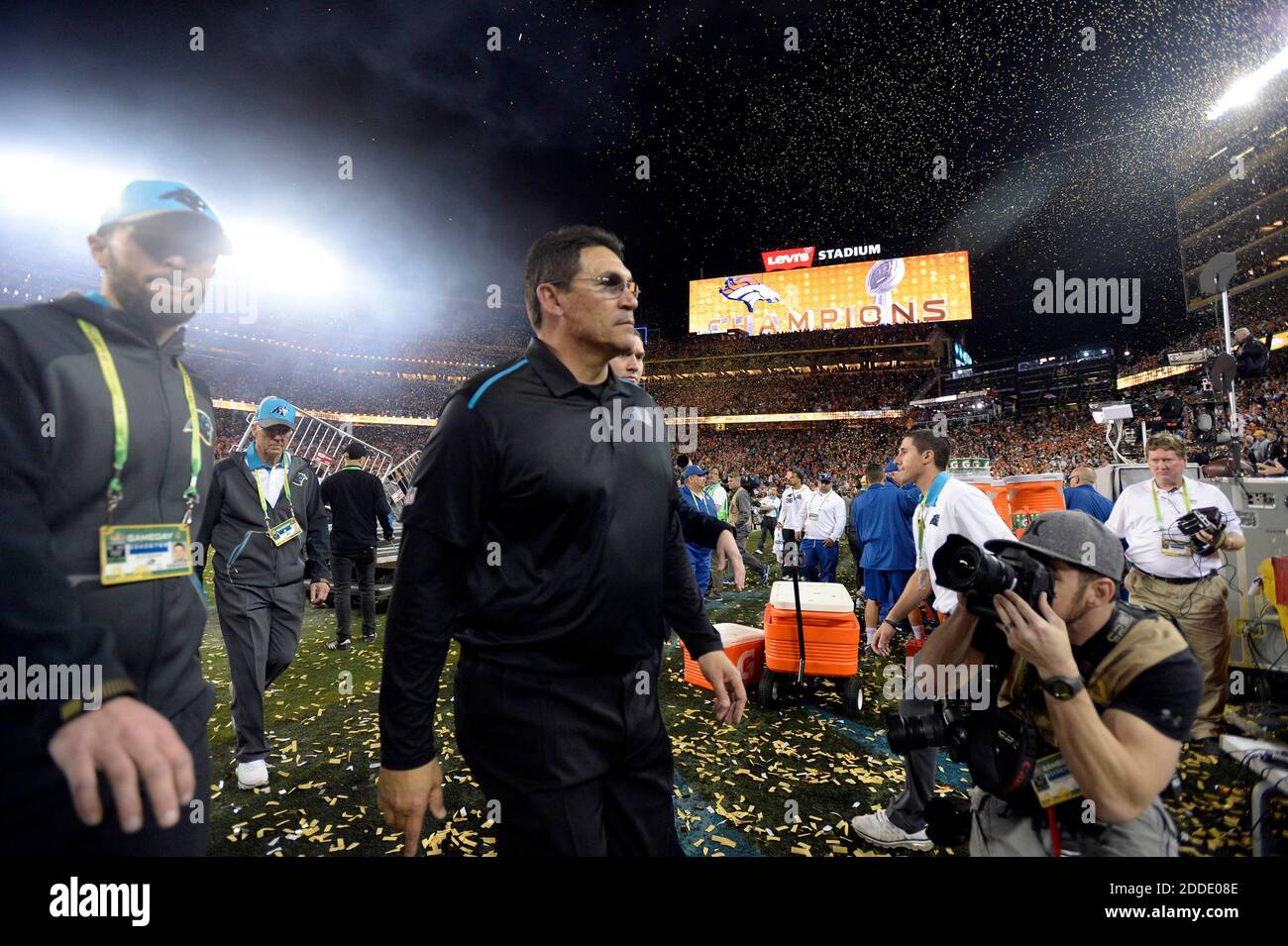 KEIN FILM, KEIN VIDEO, KEIN Fernsehen, KEINE DOKUMENTATION - Carolina Panthers Cheftrainer Ron Rivera geht nach einem 24-10-Verlust gegen die Denver Broncos im Super Bowl 50 im Levi's Stadium in Santa Clara, CA, USA, am Sonntag, den 7. Februar 2016 vom Feld. Foto von David T. Foster III/Charlotte Observer/TNS/ABACAPRESS.COM Stockfoto