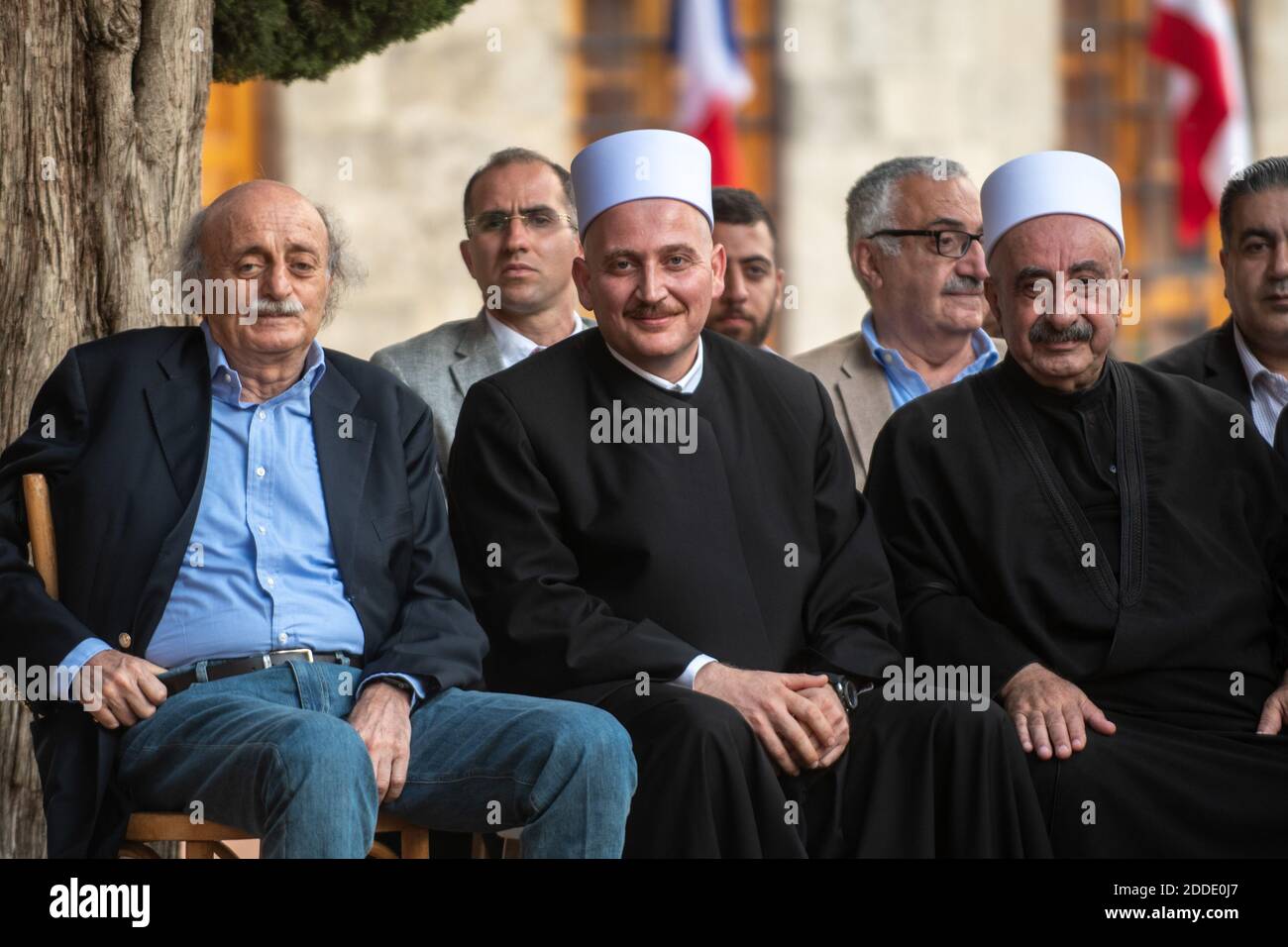 Drusenführer Walid Jumblatt (links) sah, als er am 30. Juli 2018 in Mukhtara, südöstlich von Beirut, Libanon, auf den ehemaligen französischen Präsidenten Nicolas Sarkozy wartete. Foto von Ammar Abd Rabbo/ABACAPRESS.COM Stockfoto