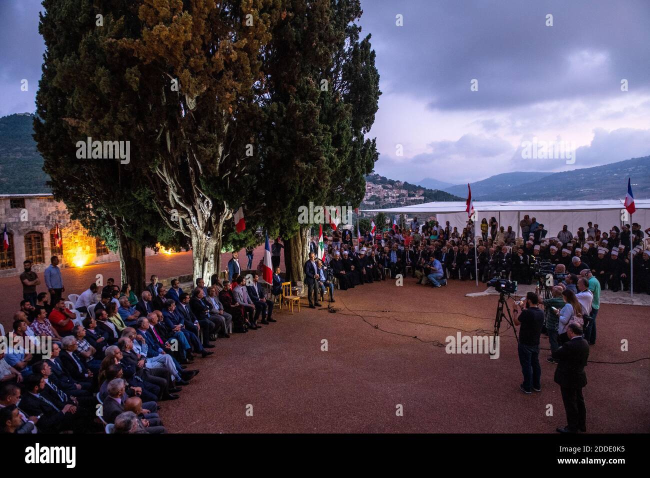 Drusenführer Walid Jumblatt empfängt am 30. Juli 2018 den ehemaligen französischen Präsidenten Nicolas Sarkozy in Mukhtara, südöstlich von Beirut, Libanon. Foto von Ammar Abd Rabbo/ABACAPRESS.COM Stockfoto