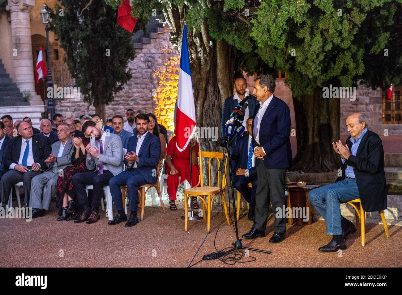 Drusenführer Walid Jumblatt (rechts) empfängt am 30. Juli 2018 den ehemaligen französischen Präsidenten Nicolas Sarkozy in Mukhtara, südöstlich von Beirut, Libanon. Foto von Ammar Abd Rabbo/ABACAPRESS.COM Stockfoto