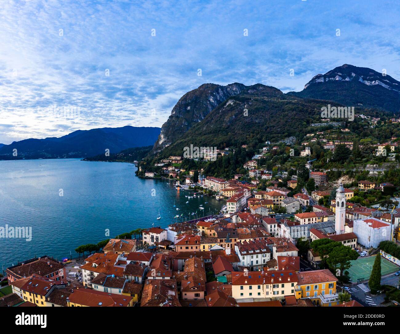 Italien, Provinz Como, Menaggio, Helikopter Blick auf die Stadt am Ufer des Comer Sees bei Sonnenaufgang Stockfoto