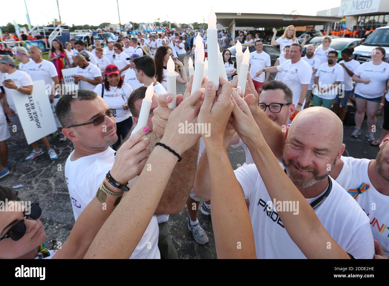 KEIN FILM, KEIN VIDEO, KEIN Fernsehen, KEIN DOKUMENTARFILM - Freunde und Familie der Pulse Nachtclub Opfer halten Kerzen hoch, bevor sie die St. Pete Pride Parade in St. Petersburg, FL, USA, am Samstag, 15. Juni 2016 führen. Foto von Stephen M. Dowell/Orlando Sentinel/TNS/ABACAPRESS.COM Stockfoto