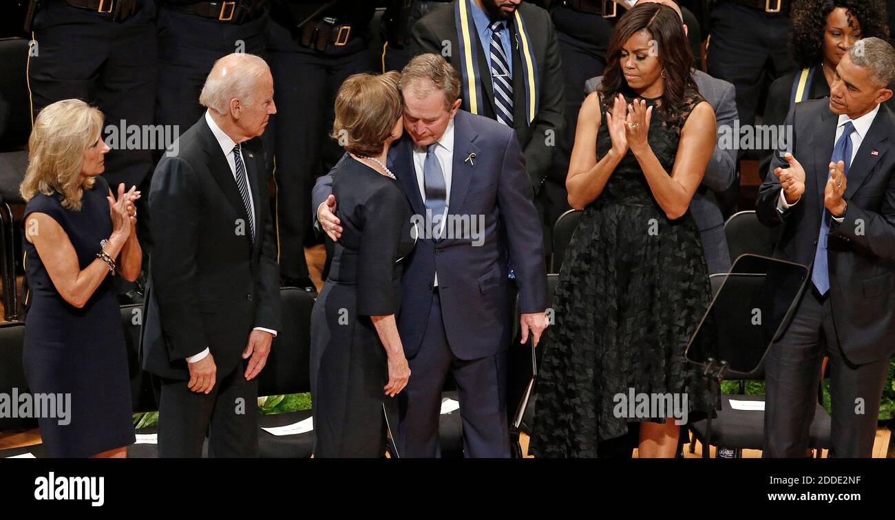KEIN FILM, KEIN VIDEO, KEIN Fernsehen, KEIN DOKUMENTARFILM - Jill und Vizepräsident Joe Biden und Michelle und Präsident Barack Obama applaudieren dem ehemaligen Präsidenten George Bush, mit Laura Bush, Nachdem Bush während einer Gedenkfeier für fünf Dallas- und DART-Polizisten gesprochen hatte, die am Dienstag, dem 12. Juli 2016, im Morton H. Meyerson Symphony Center in Dallas, TX, USA, bei dem Anschlag in der vergangenen Woche erschossen wurden. Foto von Paul Moseley/Fort Worth Star Telegram/TNS/ABACAPRESS.COM Stockfoto