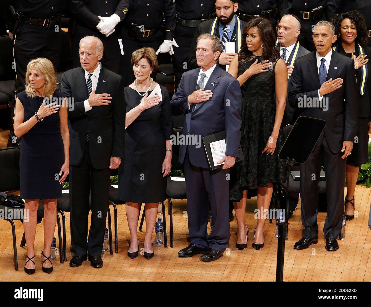 KEIN FILM, KEIN VIDEO, KEIN Fernsehen, KEIN DOKUMENTARFILM - Jill und Vizepräsident Joe Biden, Laura und ehemaliger Präsident George Bush, Michelle Obama und Präsident Barack Obama während des Star Spangled Banners zu Beginn einer Gedenkstätte für fünf Dallas- und DART-Polizisten, die bei dem Anschlag der vergangenen Woche am Dienstag, dem 12. Juli 2016, im Morton H. Meyerson Symphony Center in Dallas, TX, USA, erschossen wurden. Foto von Paul Moseley/Fort Worth Star Telegram/TNS/ABACAPRESS.COM Stockfoto