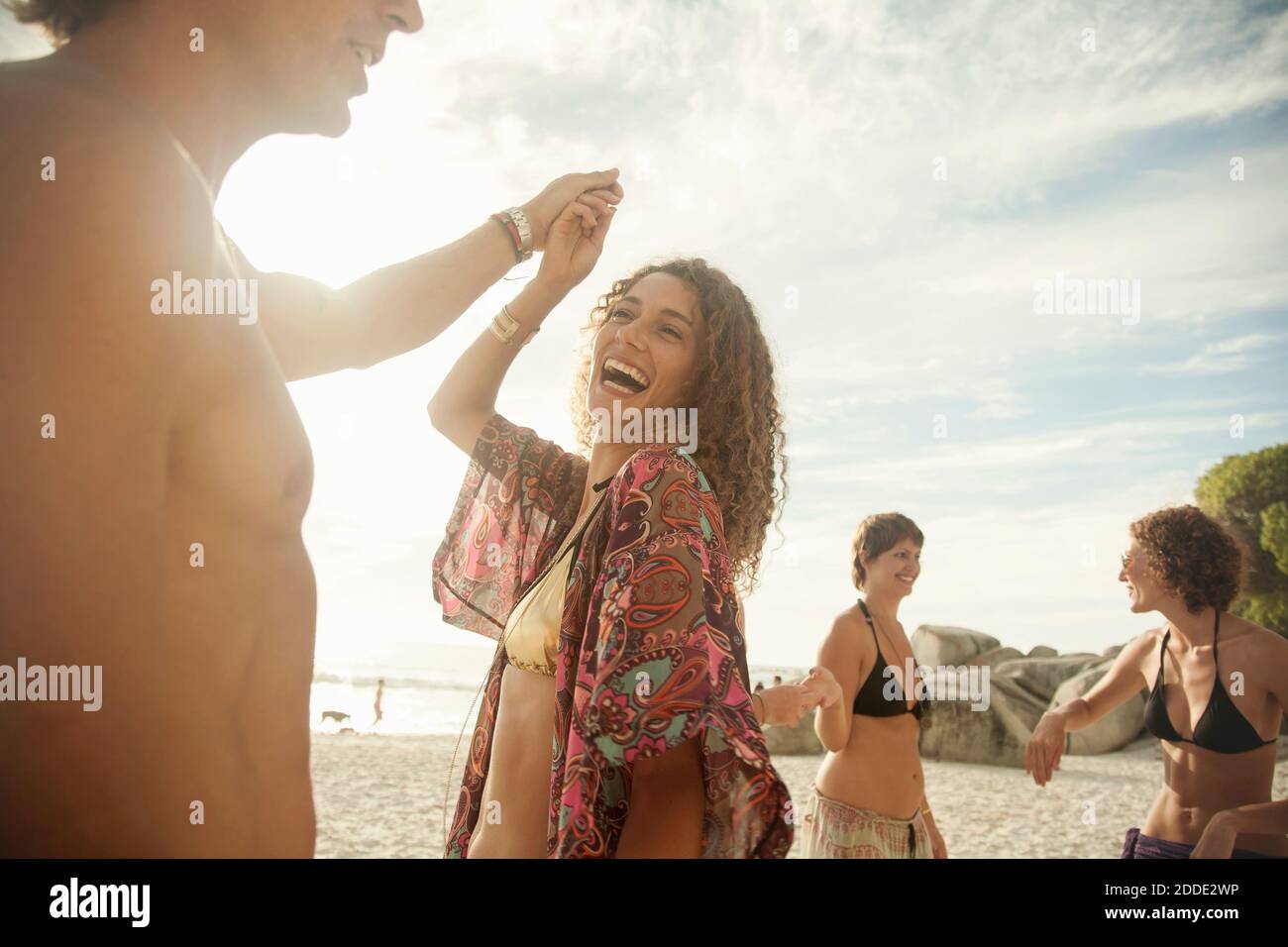 Freunde genießen das Strandleben an sonnigen Tagen Stockfoto
