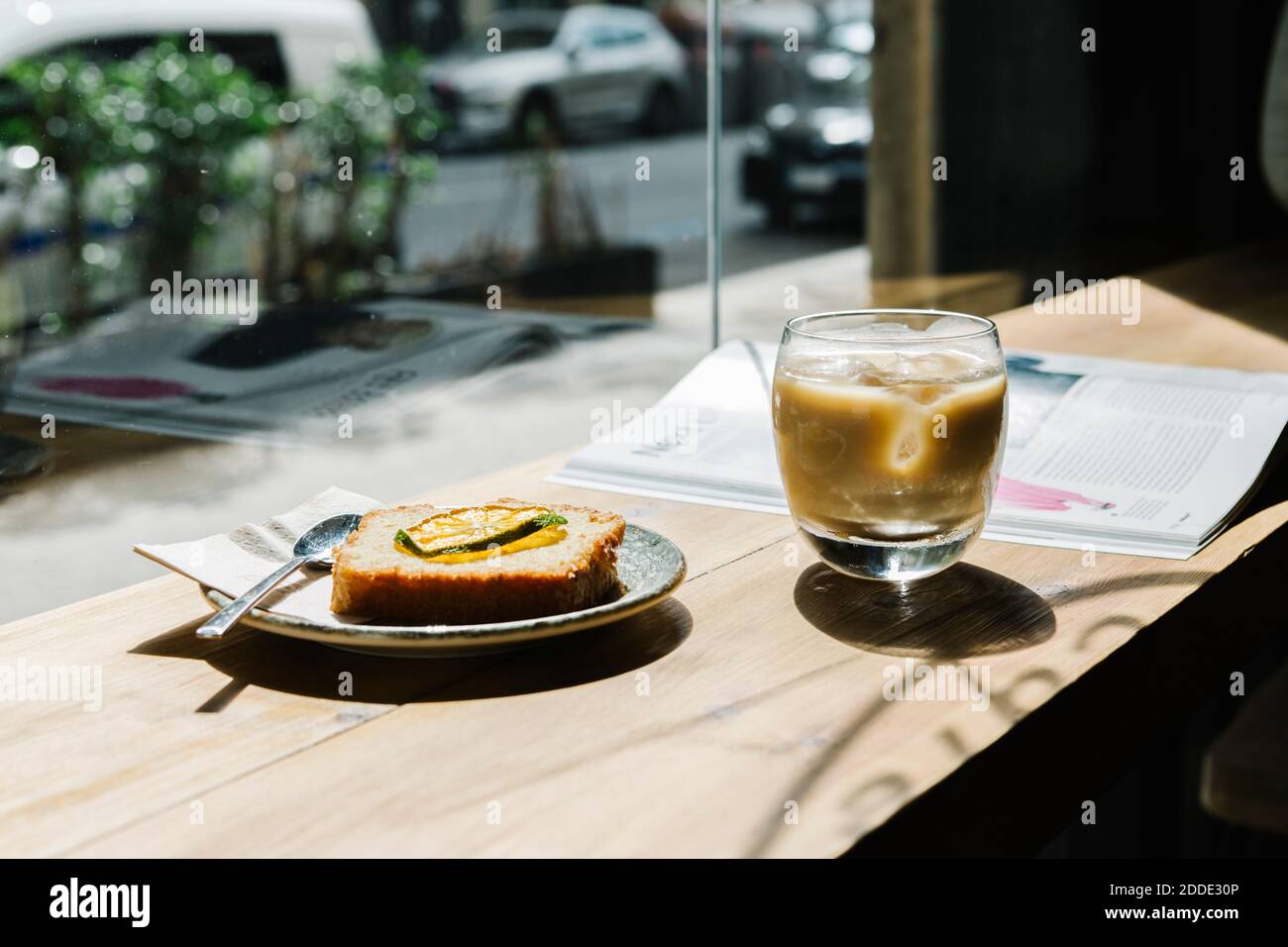 Kalter Kaffee und Kuchen auf dem Tisch im Café Stockfoto