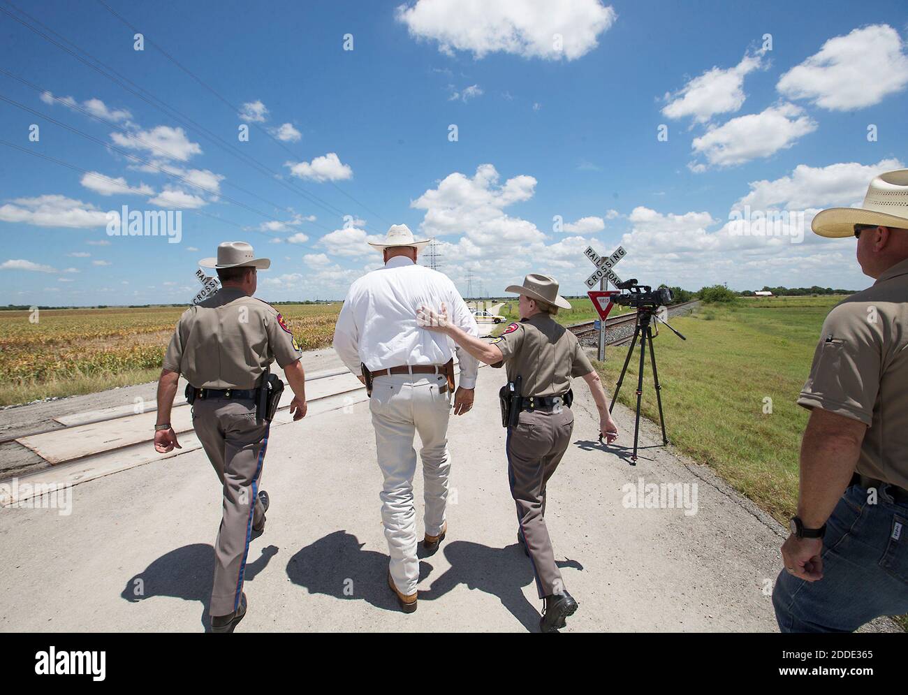 KEIN FILM, KEIN VIDEO, KEIN TV, KEIN DOKUMENTARFILM - Texas DPS Trooper Robbie Barrera, Mitte rechts, legt ihren Arm um Caldwell County Sheriff Daniel Law, als er am Samstag, dem 30. Juli 2016, am Schauplatz eines Luftballonabsturzes ankommt, bei dem 16 Menschen in der Nähe von Lockhart, TX, USA, ums Leben kamen. Foto von Ralph Barrera/Austin American-Statesman/TNS/ABACAPRESS.COM Stockfoto