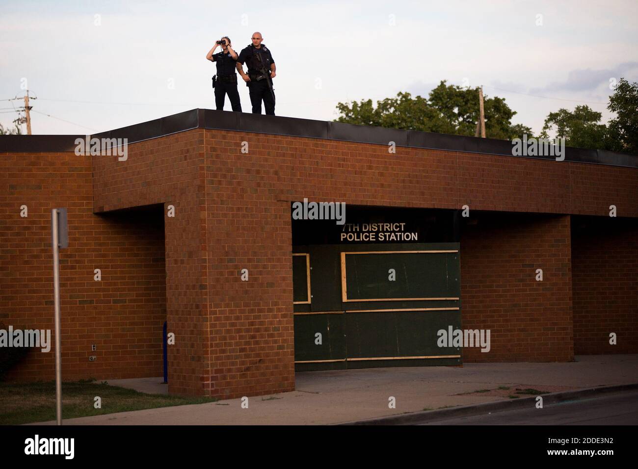 KEIN FILM, KEIN VIDEO, KEIN Fernsehen, KEINE DOKUMENTATION - Mitglieder der Milwaukee Police Department beobachten von einer vernagelten Polizeistation am Tag, nachdem Proteste von einer tödlichen Polizei ausgelöst wurden, die am Sonntag, 14. August 2016, in Milwaukee, WI, USA, erschossen wurde. Foto von Armando L. Sanchez/Chicago Tribune/TNS/ABACAPRESS.COM Stockfoto