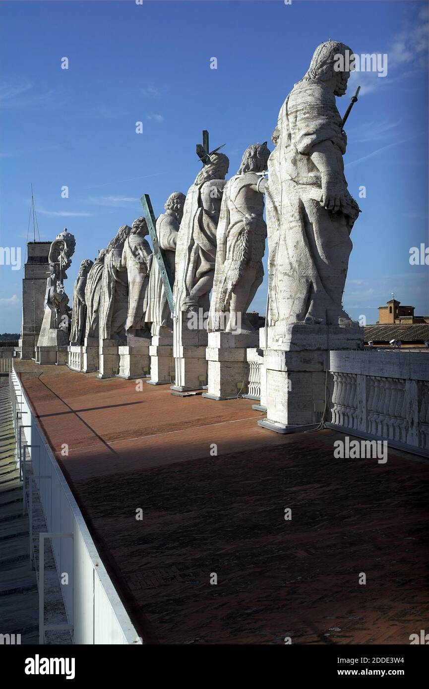 Roma, Rom, Italien Italien; Petersdom; Apostelfiguren an der Fassade der Basilika. Statuen of Apostel an der Fassade Stockfoto