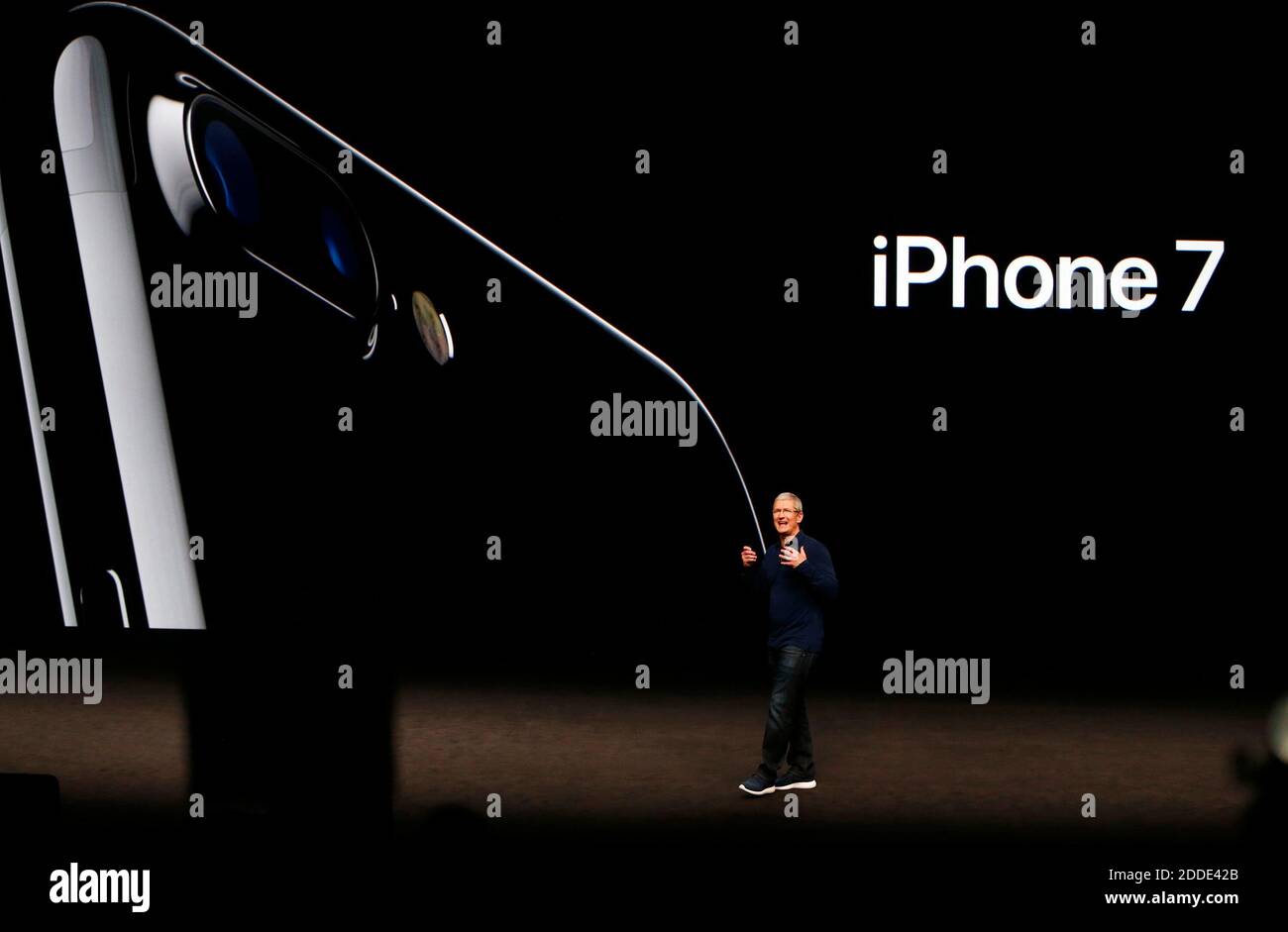 KEIN FILM, KEIN VIDEO, KEIN TV, KEINE DOKUMENTATION - Apple CEO Tim Cook stellt das iPhone 7 bei der Produkteinführung vor, die am Mittwoch, den 7. September 2016 im Bill Graham Civic Auditorium in San Francisco, CA, USA, stattfand. Foto von Gary Reyes/Bay Area News Group/TNS/ABACAPRESS.COM Stockfoto