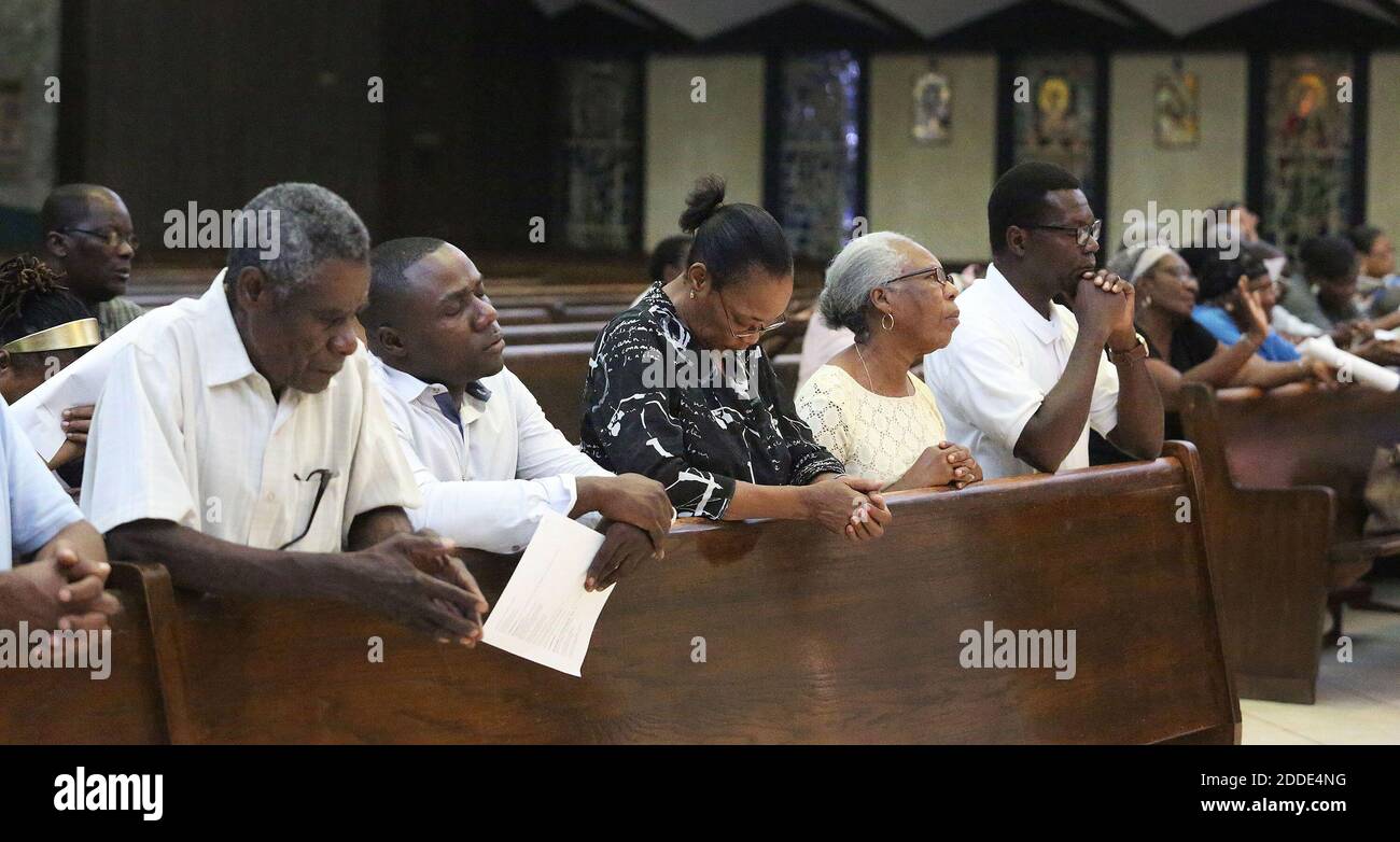 KEIN FILM, KEIN VIDEO, KEIN Fernsehen, KEIN DOKUMENTARFILM - Gläubige in der St. Clement Catholic Church in Wilton Manors, FL, USA während einer besonderen Messe/Gebetsvigil für die Menschen in Haiti, die vom Hurrikan Matthew betroffen sind. Foto von Carline Jean/Sun Sentinel/TNS/ABACAPRESS.COM Stockfoto