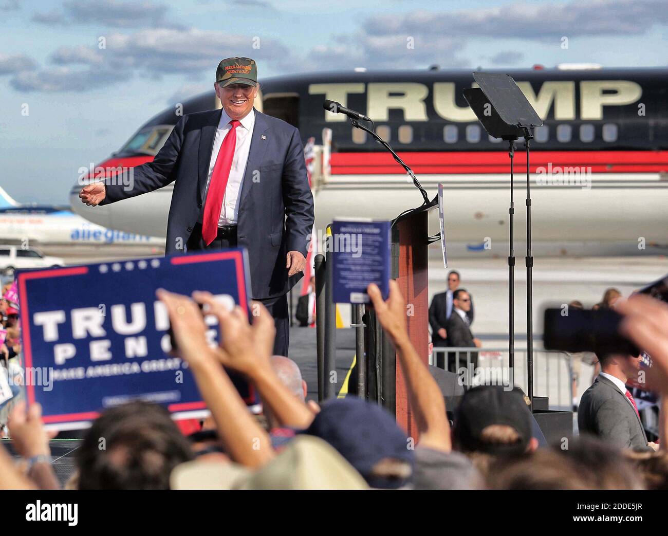 KEIN FILM, KEIN VIDEO, KEIN Fernsehen, KEIN DOKUMENTARFILM - Donald Trump kommt zu jubelnden Anhängern bei einer asphaltierten Kundgebung am Dienstag, 25. Oktober 2016 auf dem Orlando Sanford International Airport in Sanford, FL, USA. Foto von Joe Burbank/Orlando Sentinel/TNS/ABACAPRESS.COM Stockfoto