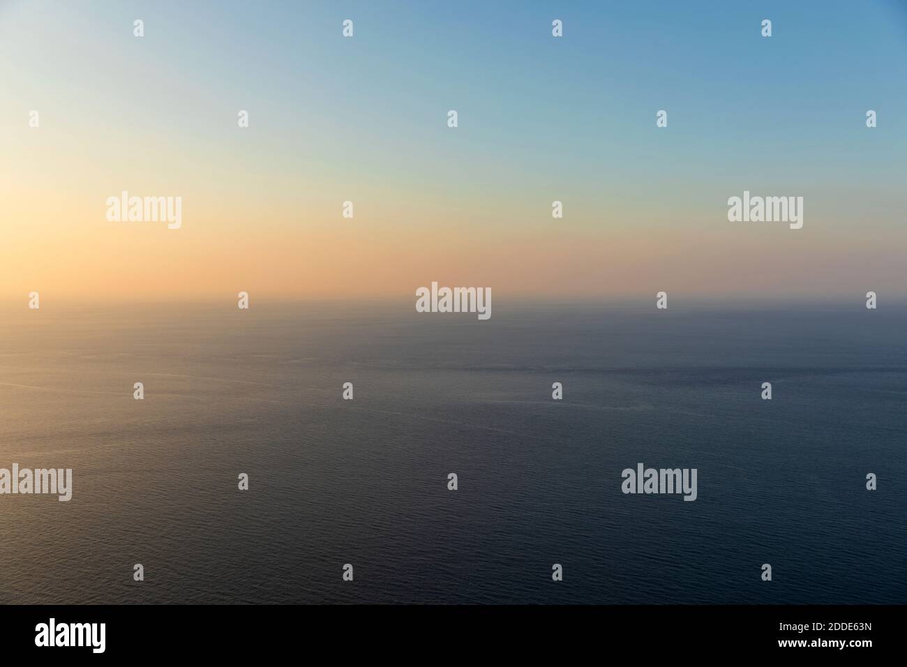 Mittelmeer in der Abenddämmerung mit klaren Horizont in Hintergrund Stockfoto