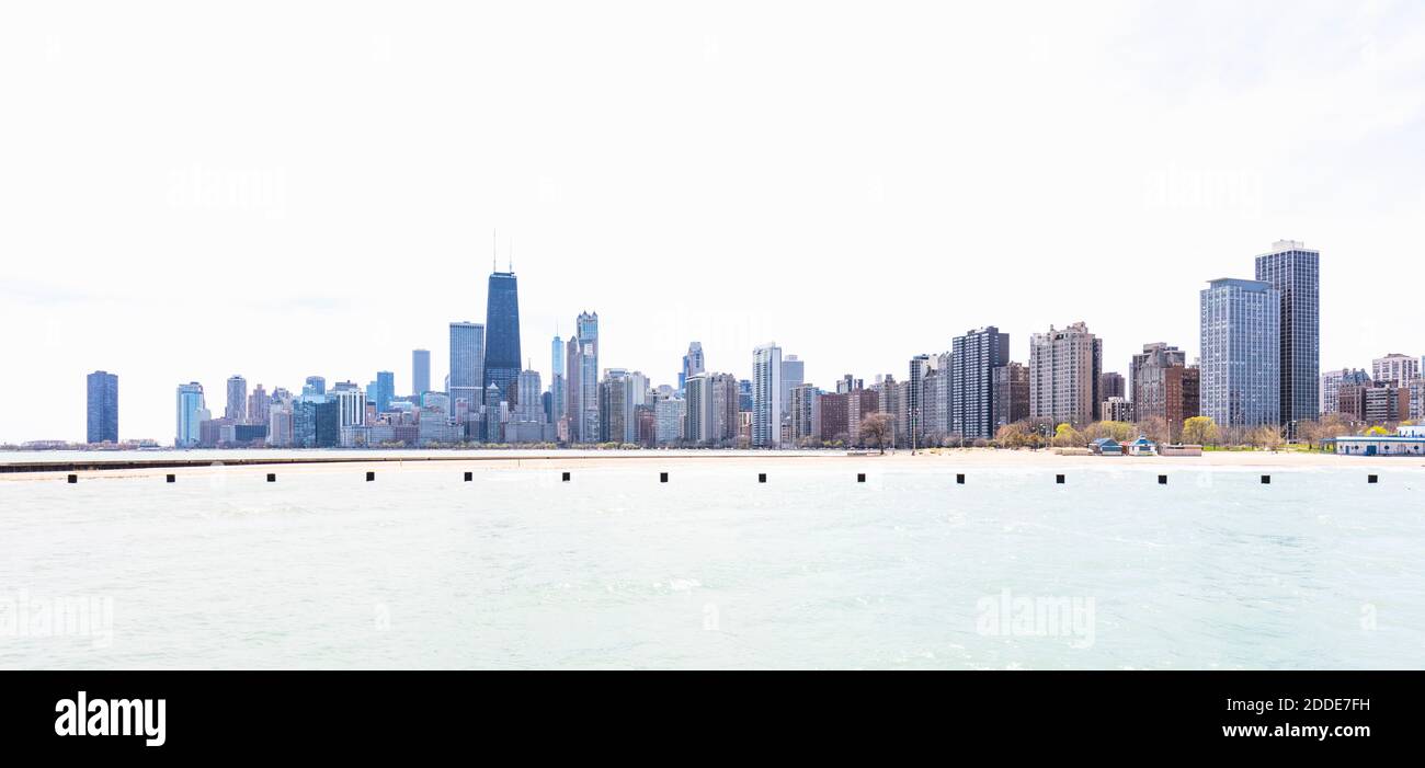 Hohe Gebäude vor dem Fluss gegen klaren Himmel, Chicago, USA Stockfoto