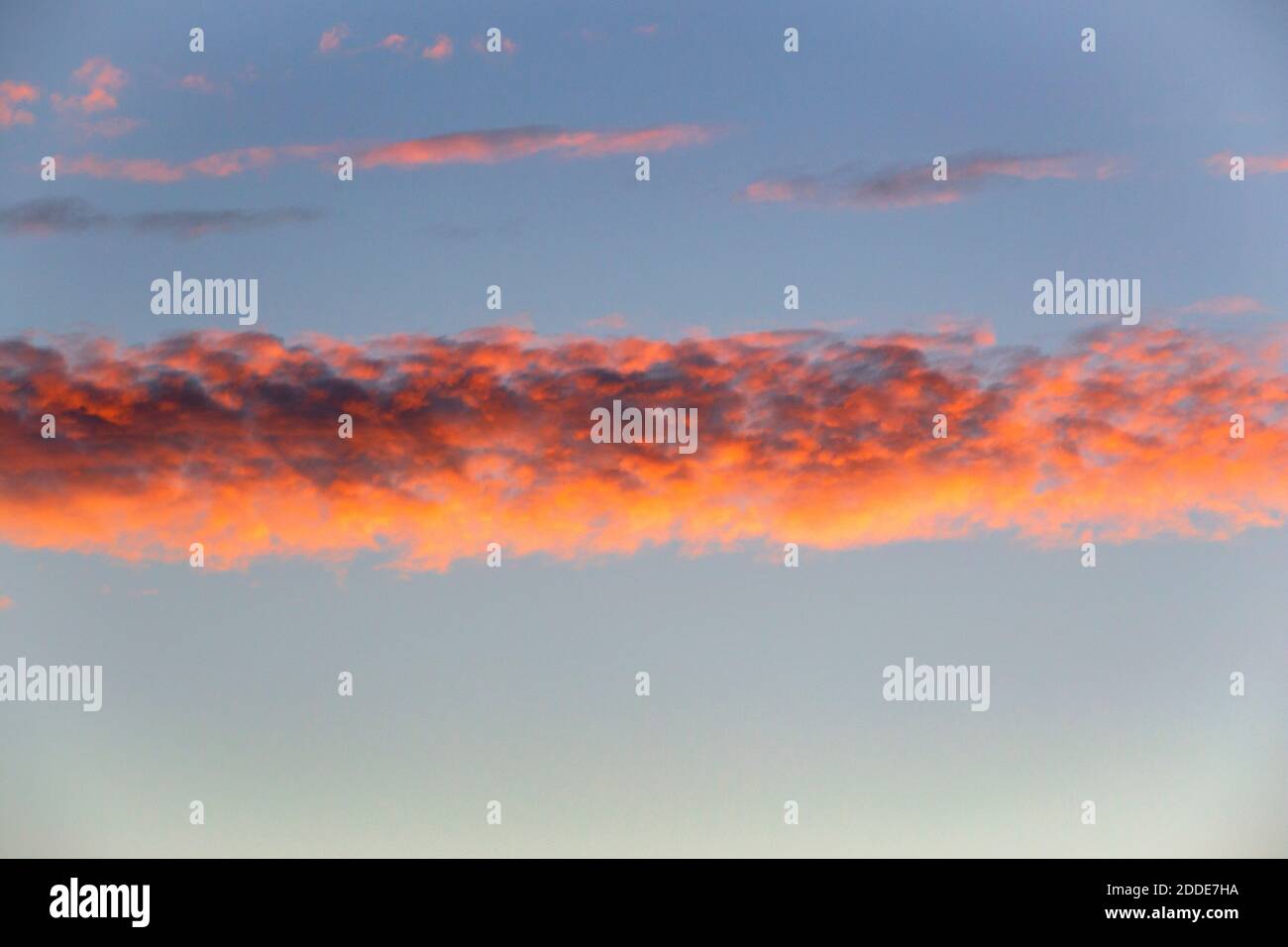 Wolken von untergehenden Sonne beleuchtet Stockfoto