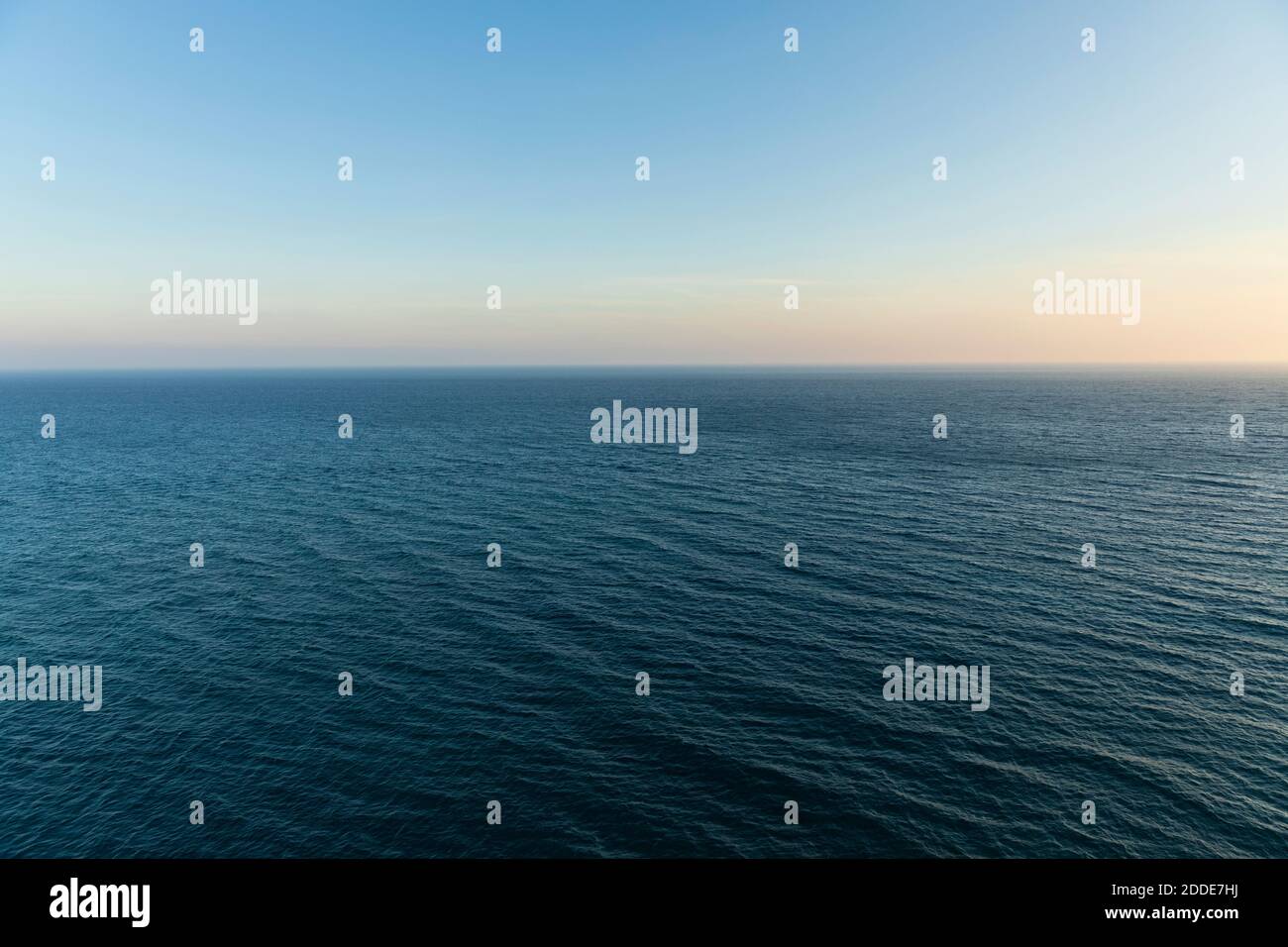 Mittelmeer in der Abenddämmerung mit klaren Horizont in Hintergrund Stockfoto