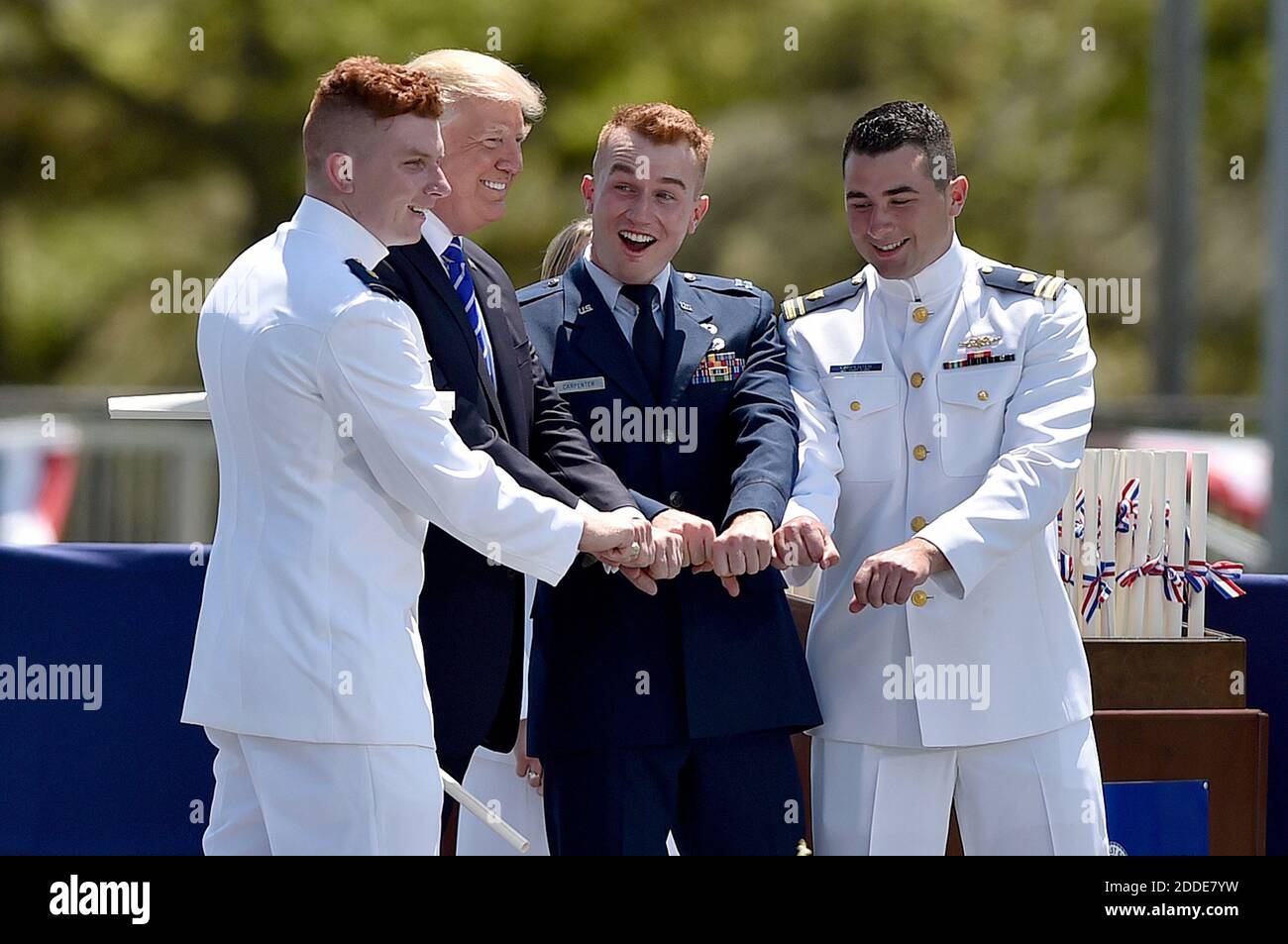 KEIN FILM, KEIN VIDEO, KEIN Fernsehen, KEIN DOKUMENTARFILM - Ryan James Carpenter, links, von Aurora, Colorado, posiert für ein Foto mit Präsident Donald Trump und zwei anderen, nachdem Trump Carpenter seine kommission bei den 136. Übungen der United States Coast Guard Academy gegeben hat Mittwoch, 17. Mai 2017 in New London, CT, USA. Foto von Cloe Piosson/Hartford Courant/TNS/ABACAPRESS.COM Stockfoto