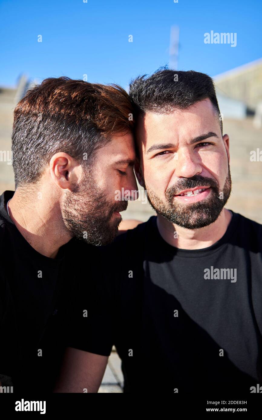 Romantische homosexuelle Paar verbringen Freizeit zusammen während sonnigen Tag Stockfoto