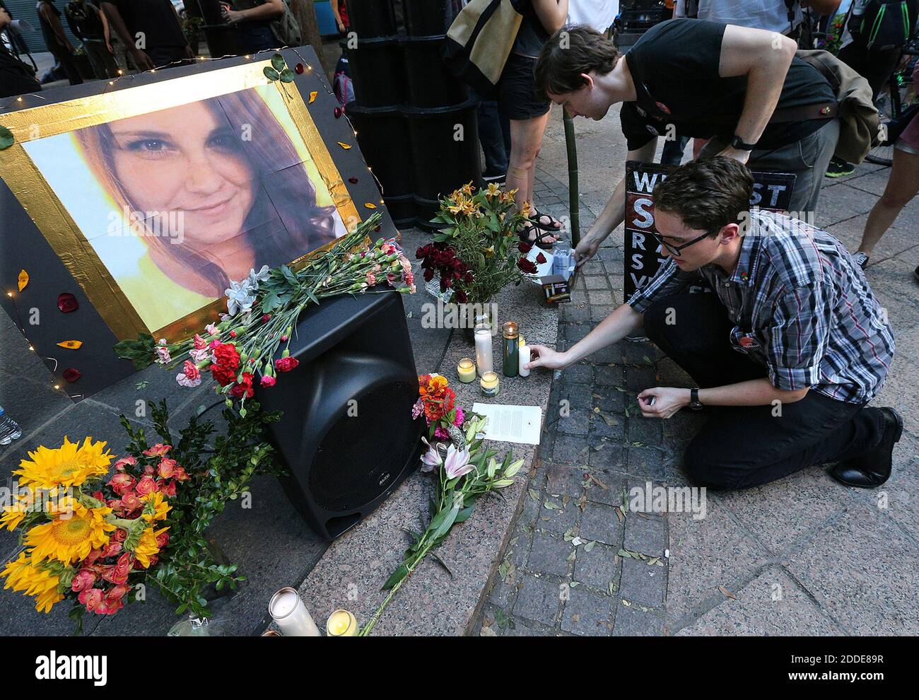 KEIN FILM, KEIN VIDEO, KEIN Fernsehen, KEIN DOKUMENTARFILM - Stephen Friedrich, Front, und Scott Douglas setzen Kerzen für Heather Heyer aus, während Hunderte sich zu einem Anti-weißen Nationalismus-Denkmal versammeln und als Reaktion auf Gewalt in Virginia im Woodruff Park am Sonntag, den 13. August 2017, in Atlanta, GA, USA, marschieren. Foto: Curtis Compton/Atlanta Journal-Constitution/TNS/ABACAPRESS.COM Stockfoto