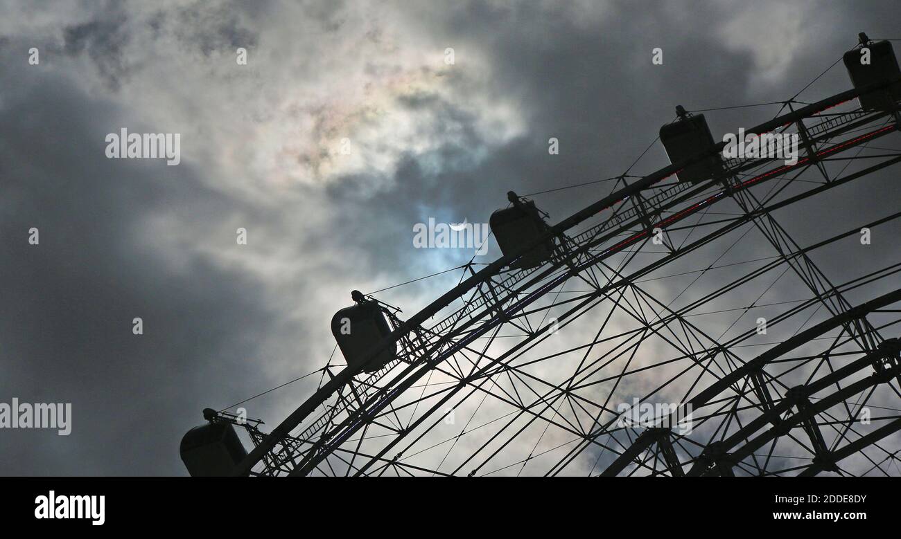 KEIN FILM, KEIN VIDEO, KEIN Fernsehen, KEINE DOKUMENTATION - das Coca-Cola Orlando Eye, ein 400 Meter hohes Beobachtungsrad, wird während der Sonnenfinsternis am Montag, den 21. August 2017, beleuchtet. In Zentral-Florida, eifrige Sonnenfinsterbeobachter sahen etwa 85 Prozent bis 88 Prozent der Sonne ausgelöscht, wenn die Finsternis ihren Höhepunkt erreicht. Foto von Red Huber/Orlando Sentinel/TNS/ABACAPRESS.COM Stockfoto