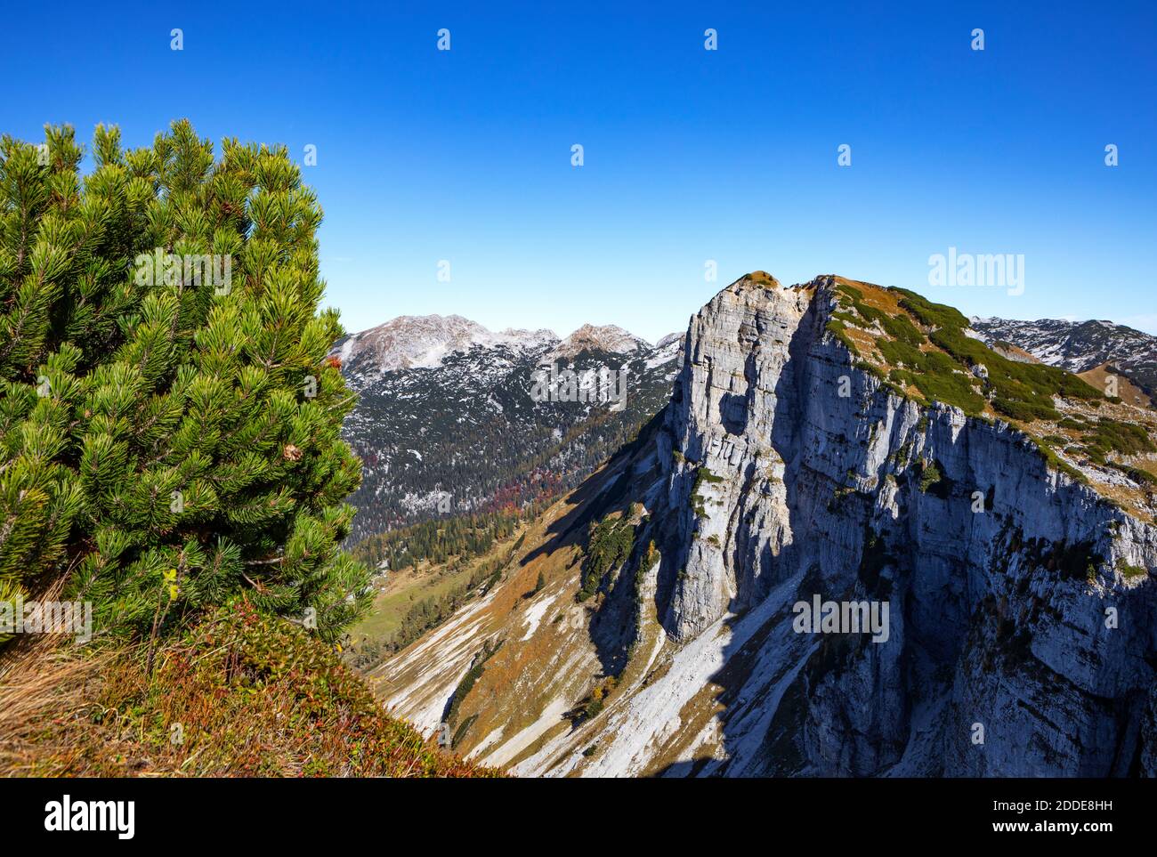 Felsklippe des Totes Gebirges gegen klaren blauen Himmel, Altaussee, Salzkammergut, Steiermark, Österreich Stockfoto