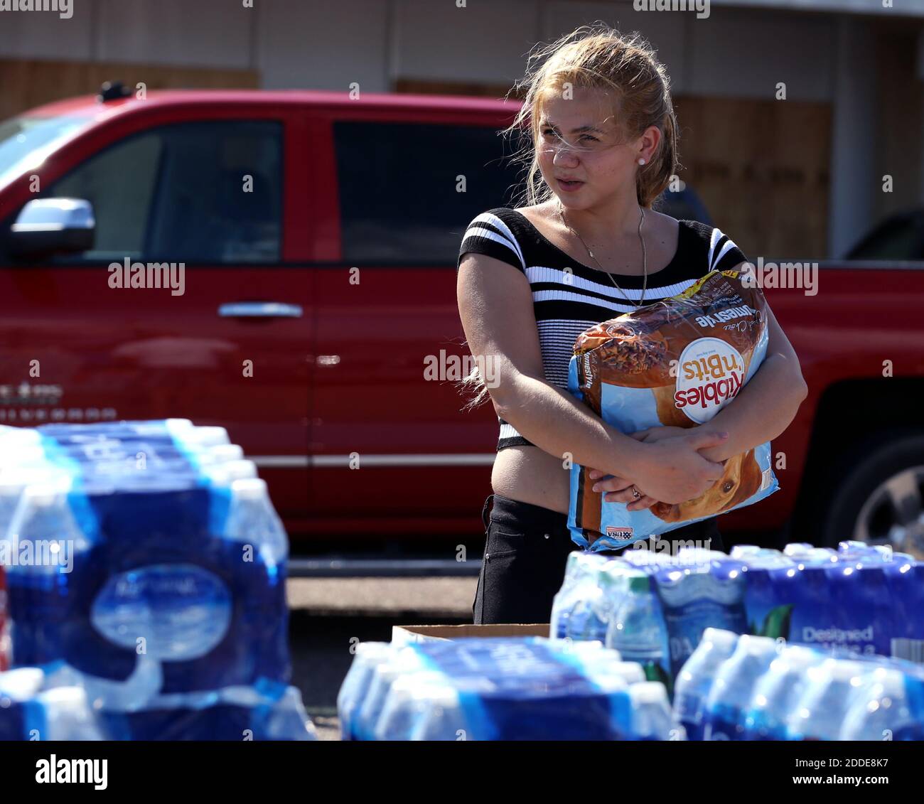 KEIN FILM, KEIN VIDEO, KEIN TV, KEIN DOKUMENTARFILM - Didnaisy Alvarez, 15, wartet darauf, dass ihre Mutter am Dienstag, den 29. August 2017, in Rockport, Texas, USA, Spenden für Dinge durchmacht, die ihre Familie nutzen kann. Foto von Rachel Denny Clow/Corpus Christi Caller-Times/TNS/ABACAPRESS.COM Stockfoto