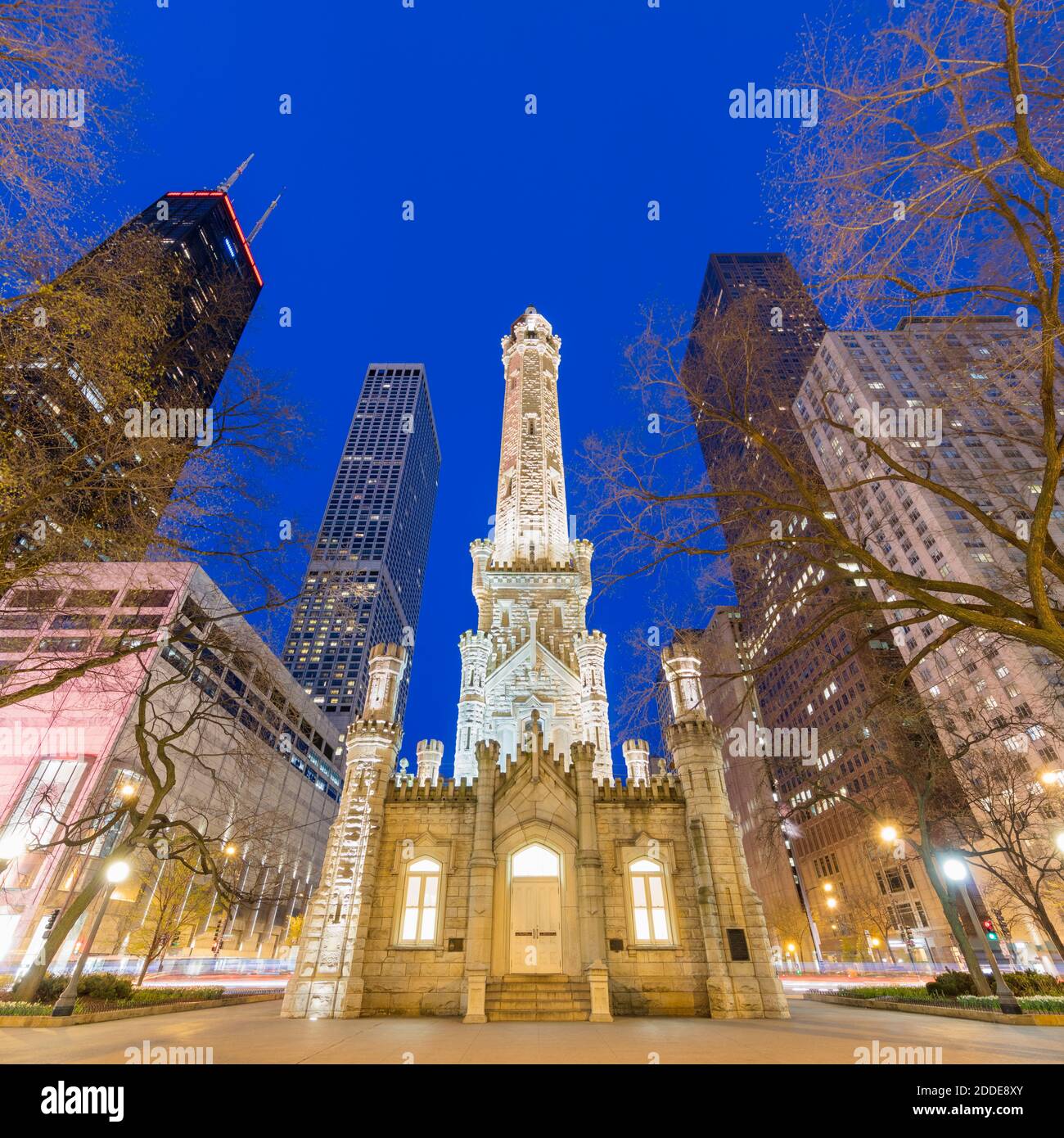 Beleuchteter Chicago Water Tower in der Stadt in der Abenddämmerung, Chicago, USA Stockfoto