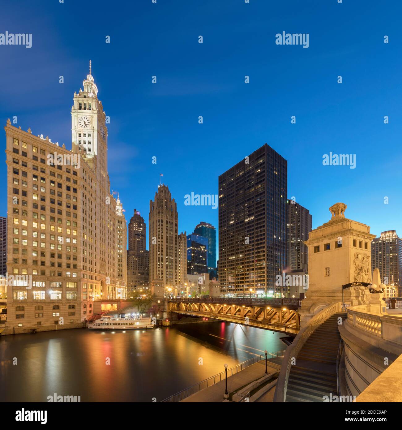 DuSable Brücke über Chicago River umgeben von Gebäuden, Chicago, USA Stockfoto