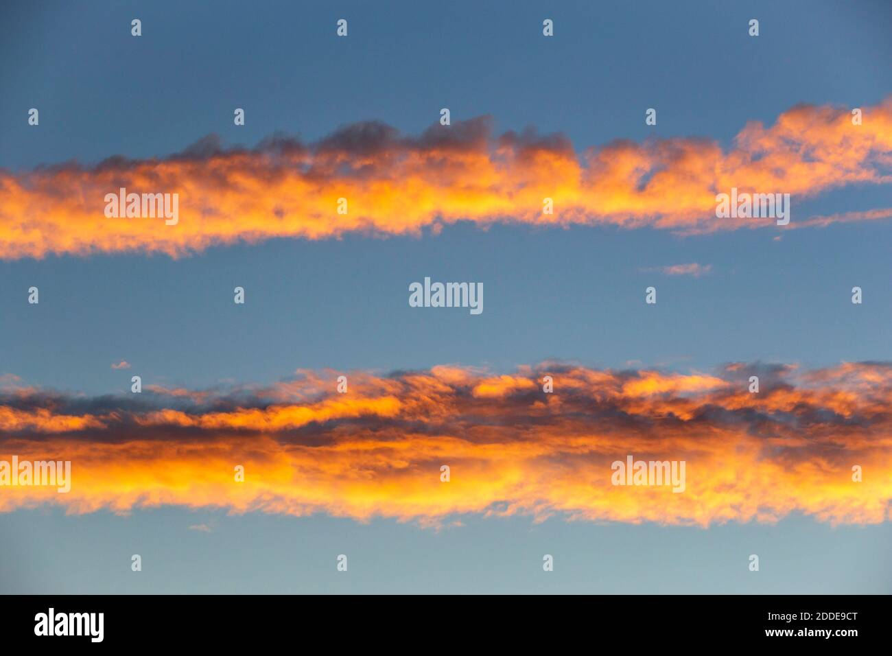 Wolken von untergehenden Sonne beleuchtet Stockfoto