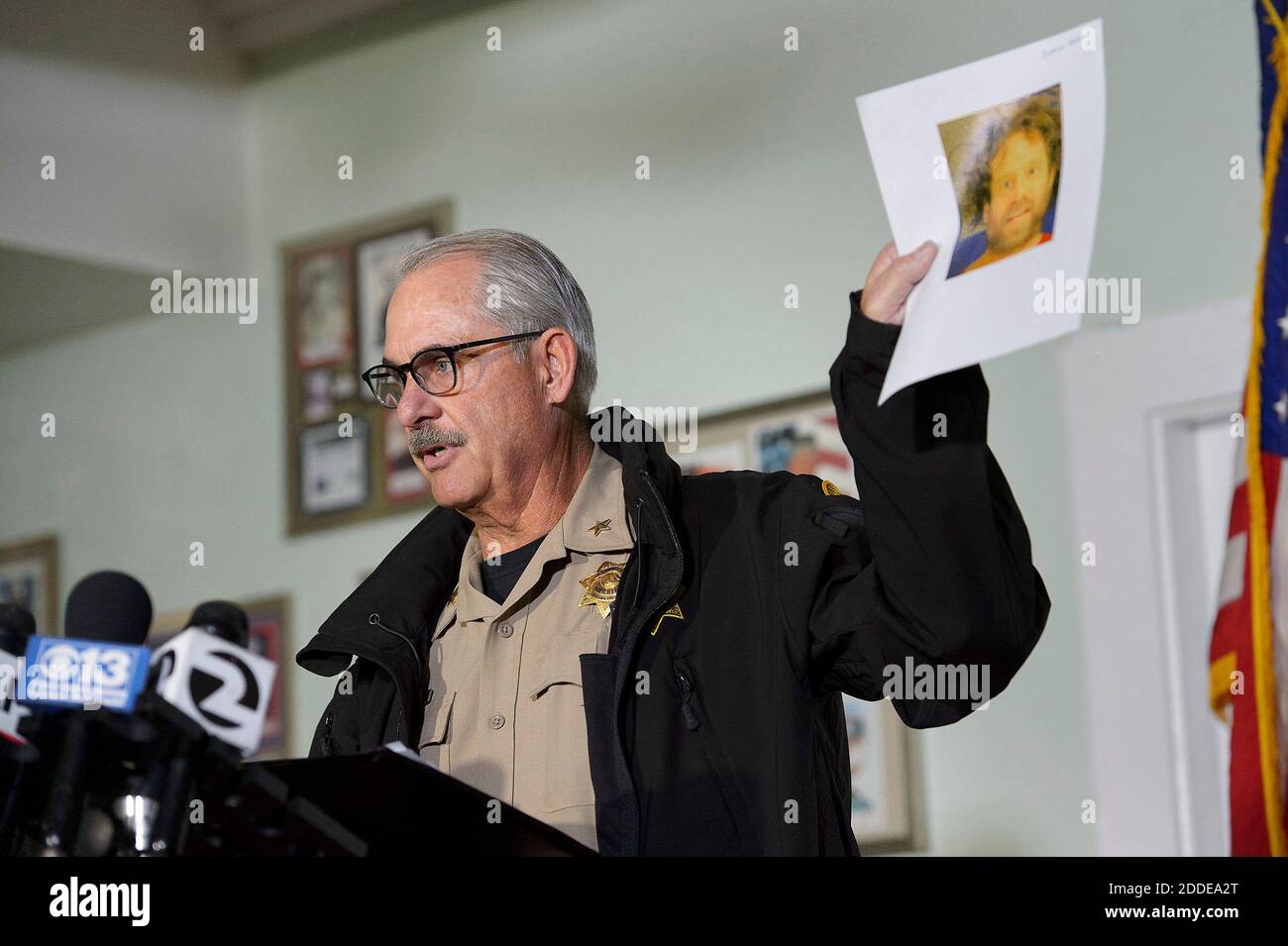 KEIN FILM, KEIN VIDEO, KEIN Fernsehen, KEINE DOKUMENTATION - am Mittwoch, den 15. November 2017, zeigt der Tehama County Assistant Sheriff Phil Johnston ein aktuelles Buchungsfoto des mutmaßlichen Schützen Kevin Neal vom gestrigen Schießerei im Rancho Tehama Reserve in Corning, Kalifornien. Foto von Randall Benton/Sacramento Bee/TNS/ABACAPRESS.COM Stockfoto